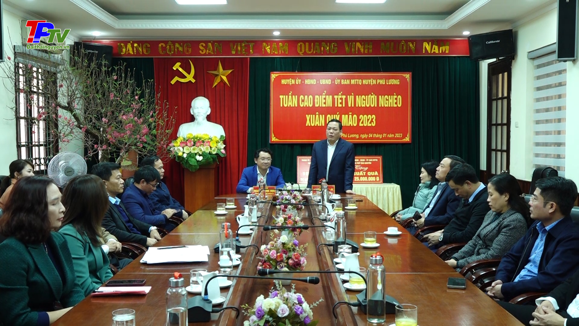 Đoàn công tác của Thành phố Thái Nguyên thăm và tặng quà tại huyện Phú Lương