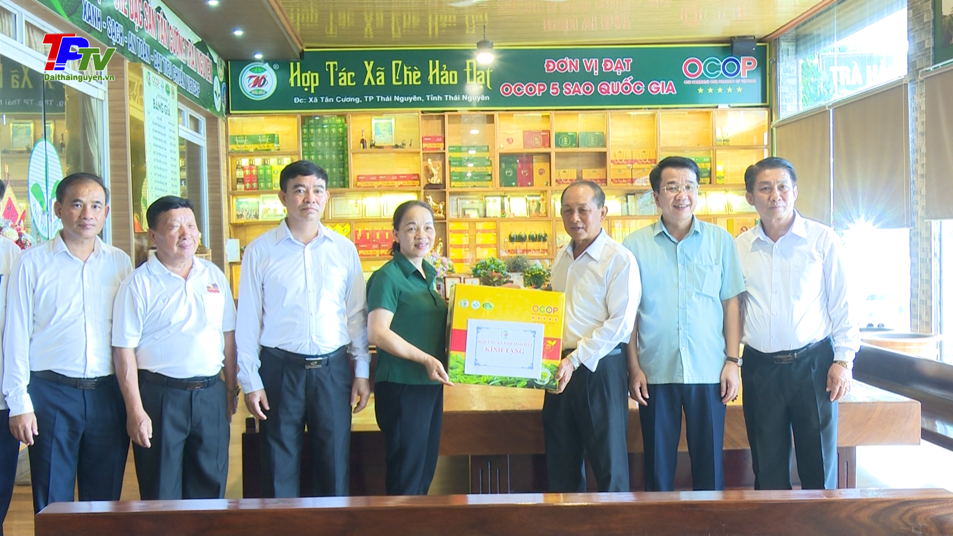 Đoàn đại biểu tỉnh Luông Pha Bang: Dâng hương tưởng niệm các Anh hùng liệt sĩ TNXP Đại đội 915