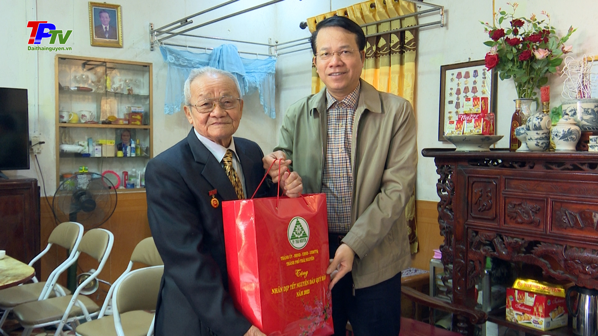 Đồng chí Bí thư Thành ủy Thái Nguyên thăm, tặng quà Tết tại phường Tân Thịnh.