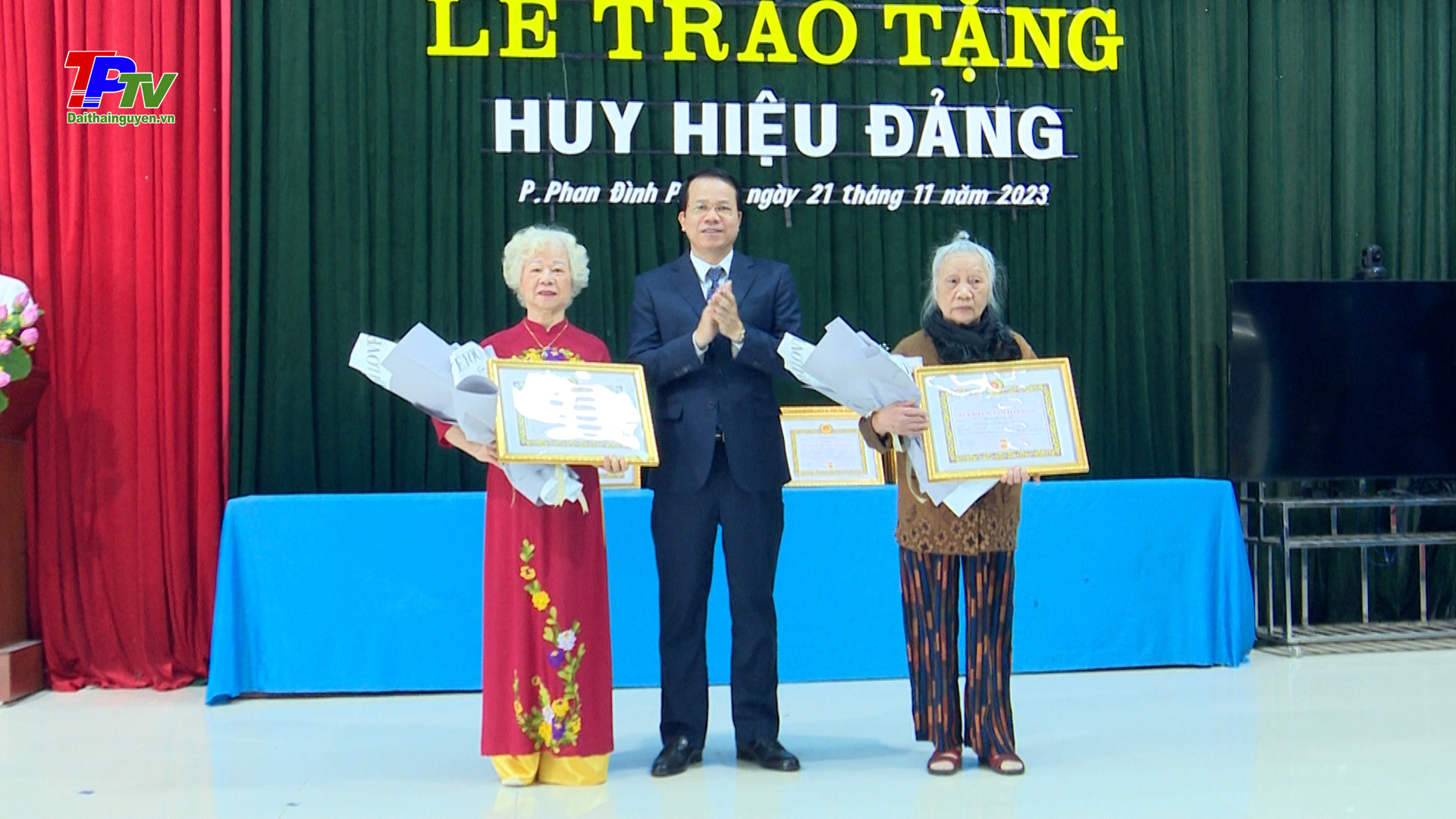 Đồng chí Bí thư Thành ủy Thái Nguyên dự và trao Huy hiệu Đảng đợt 7/11 tại Đảng bộ phường Phan Đình Phùng.