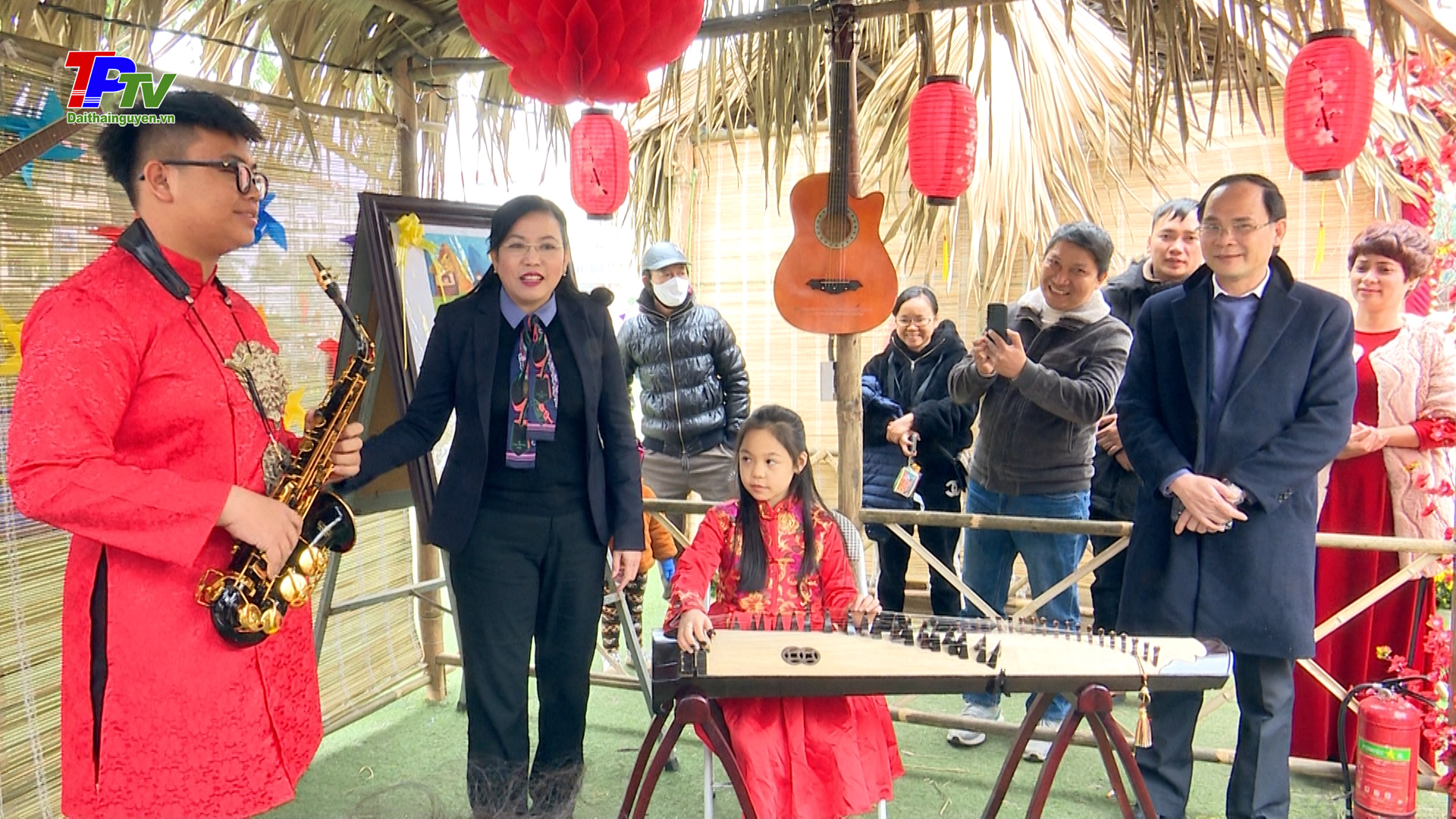 Đồng chí Bí thư Tỉnh ủy Thái Nguyên thăm Chợ hoa, Chợ Tết tại Quảng trường Võ Nguyên Giáp thành phố Thái Nguyên