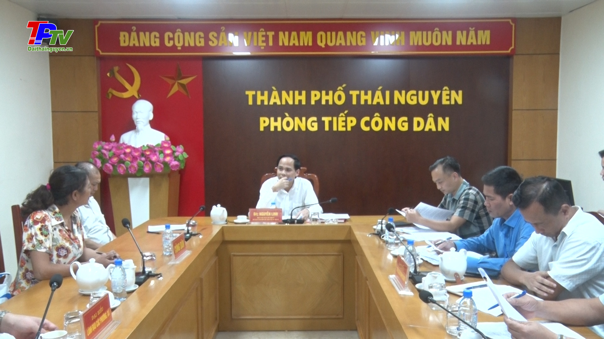 Đồng chí Chủ tịch UBND thành phố Thái Nguyên tiếp công dân.