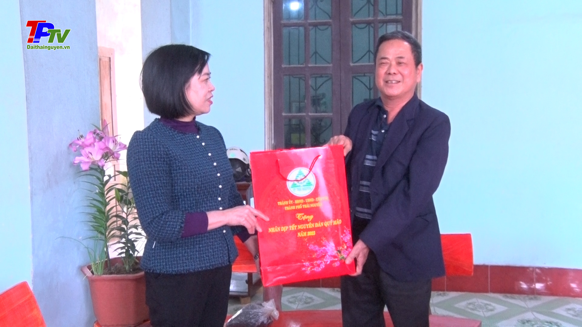 Lãnh đạo thành phố Thái Nguyên tặng quà Tết tại xã Cao Ngạn.