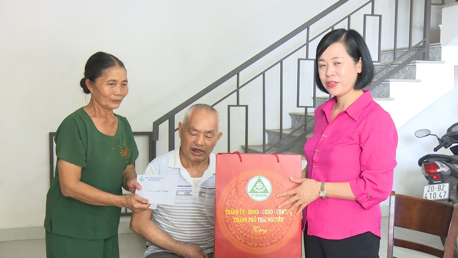 Lãnh đạo TPTN thăm và tặng quà các đối tượng người có công phường Đồng Bẩm.