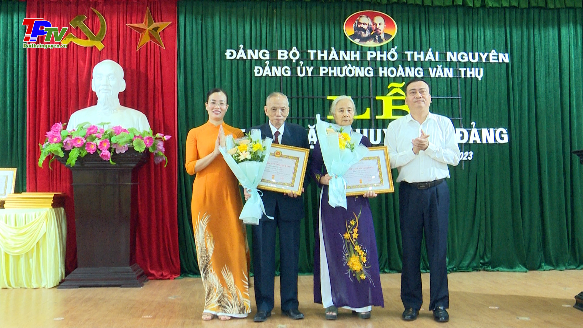 Đảng ủy phường Hoàng Văn Thụ: Trao Huy hiệu Đảng cho 41 đảng viên.