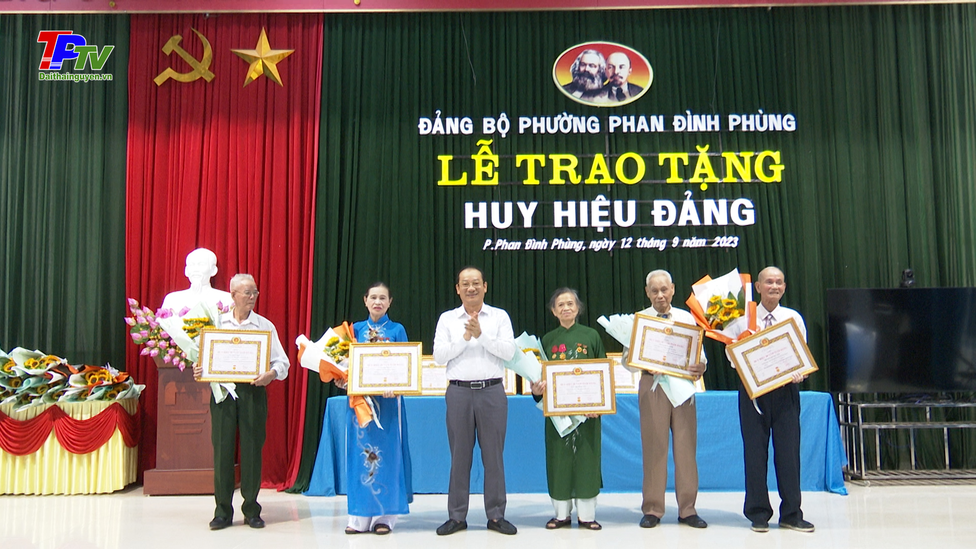 Đồng chí Phó Bí thư Thành ủy dự và trao tặng Huy hiệu Đảng đợt 2/9 tại Đảng bộ phường Phan Đình Phùng