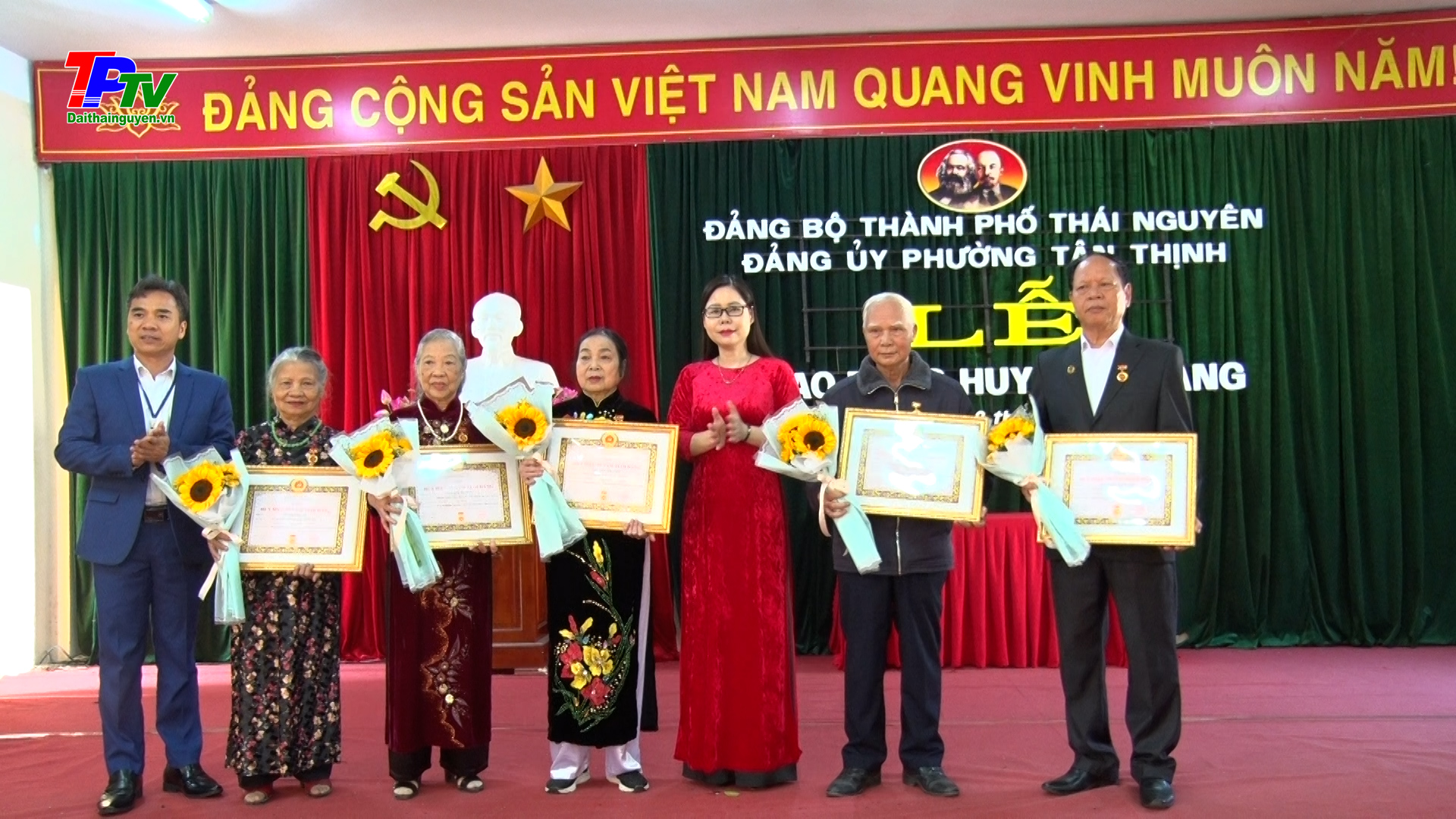Đảng bộ phường Tân Thịnh trao Huy hiệu Đảng đợt 07/11
