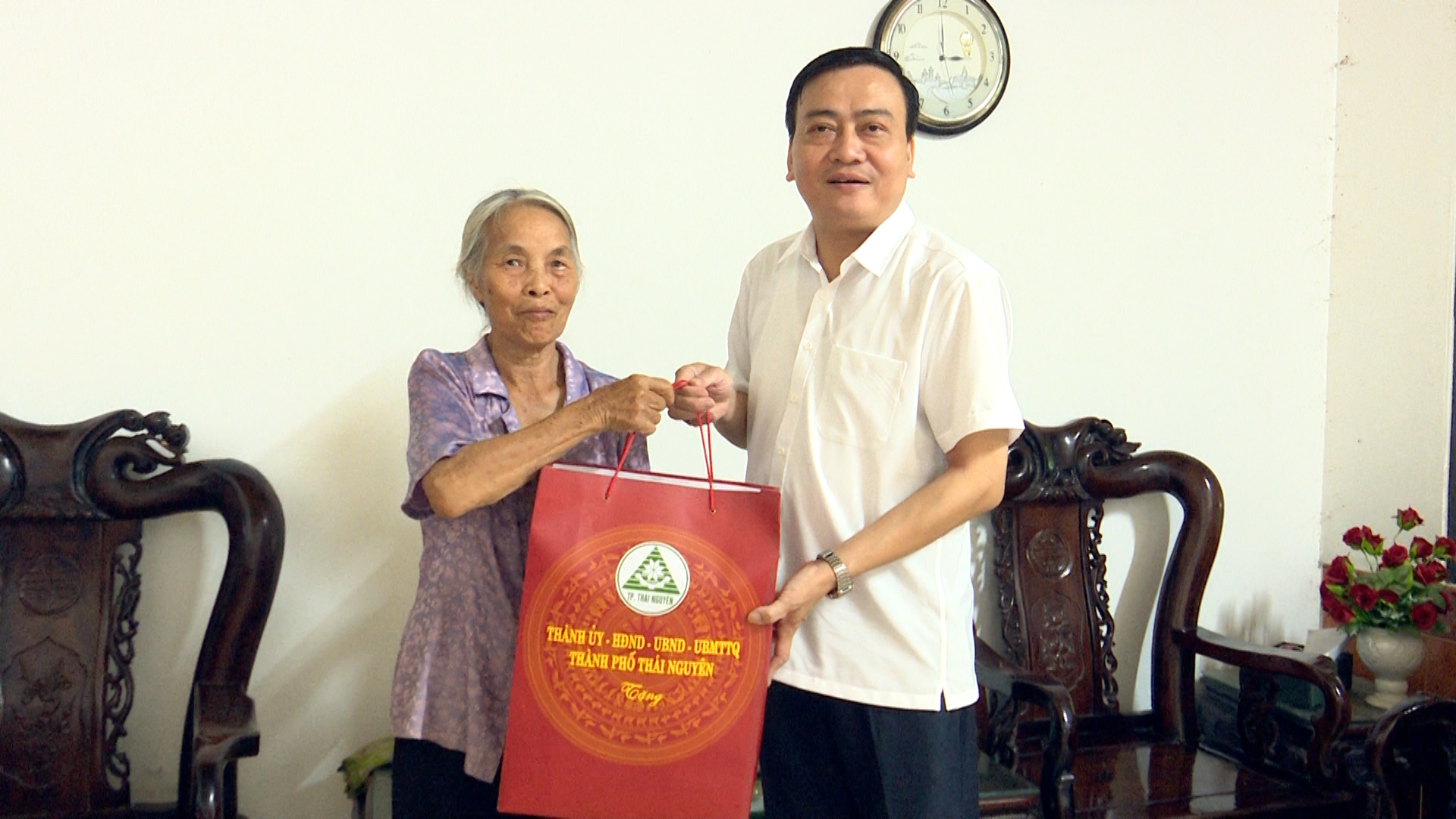 Lãnh đạo thành phố Thái Nguyên thăm, tặng quà người có công, thân nhân người có công với cách mạng tại xã Phúc Trìu