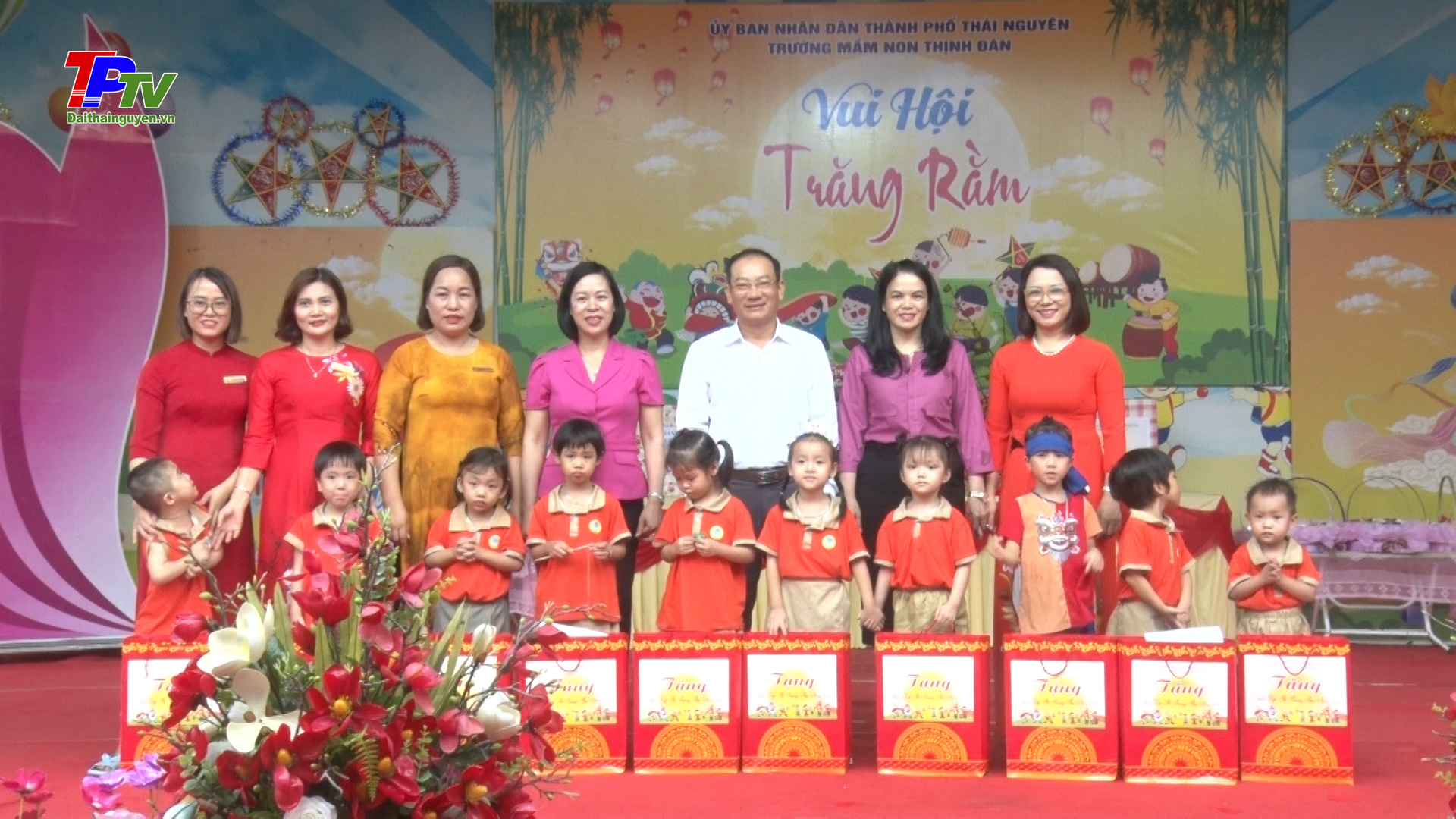 Lãnh đạo thành phố Thái Nguyên thăm, tặng quà trẻ em nhân dịp Tết trung thu