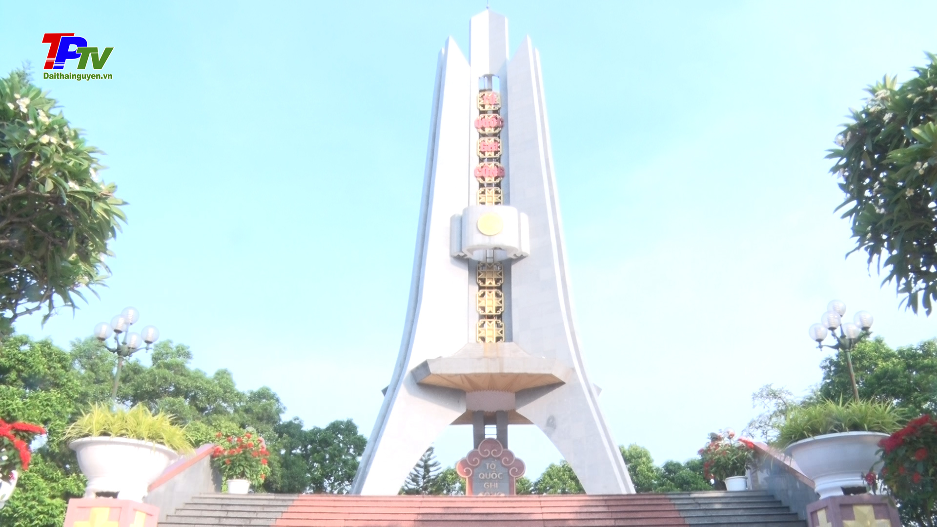 Đoàn đại biểu tỉnh Thái Nguyên dâng hương tưởng niệm các Anh hùng liệt sĩ.