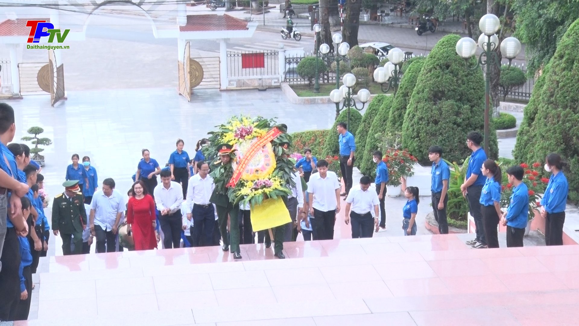 Đoàn đại biểu TP Thái Nguyên dâng hương tưởng niệm các Anh hùng liệt sĩ.