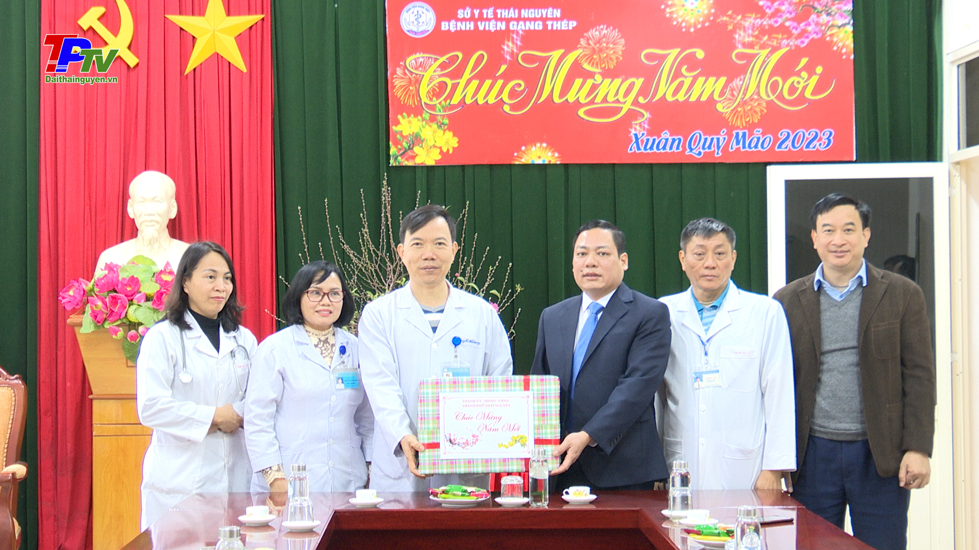 Lãnh đạo thành phố Thái Nguyên thăm, tặng quà động viên các đơn vị trực giao thừa