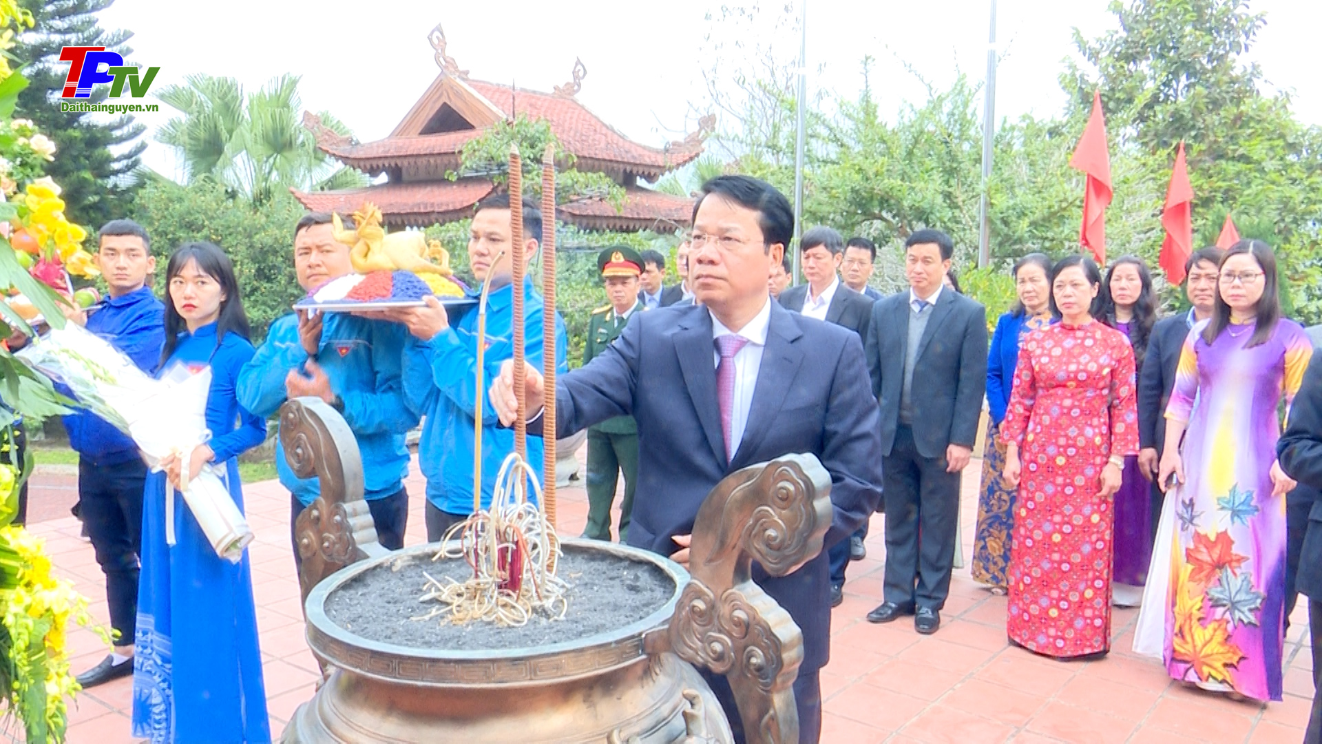 Lãnh đạo thành phố Thái Nguyên dâng hương tưởng niệm Chủ tịch Hồ Chí Minh và các Anh hùng liệt sỹ.