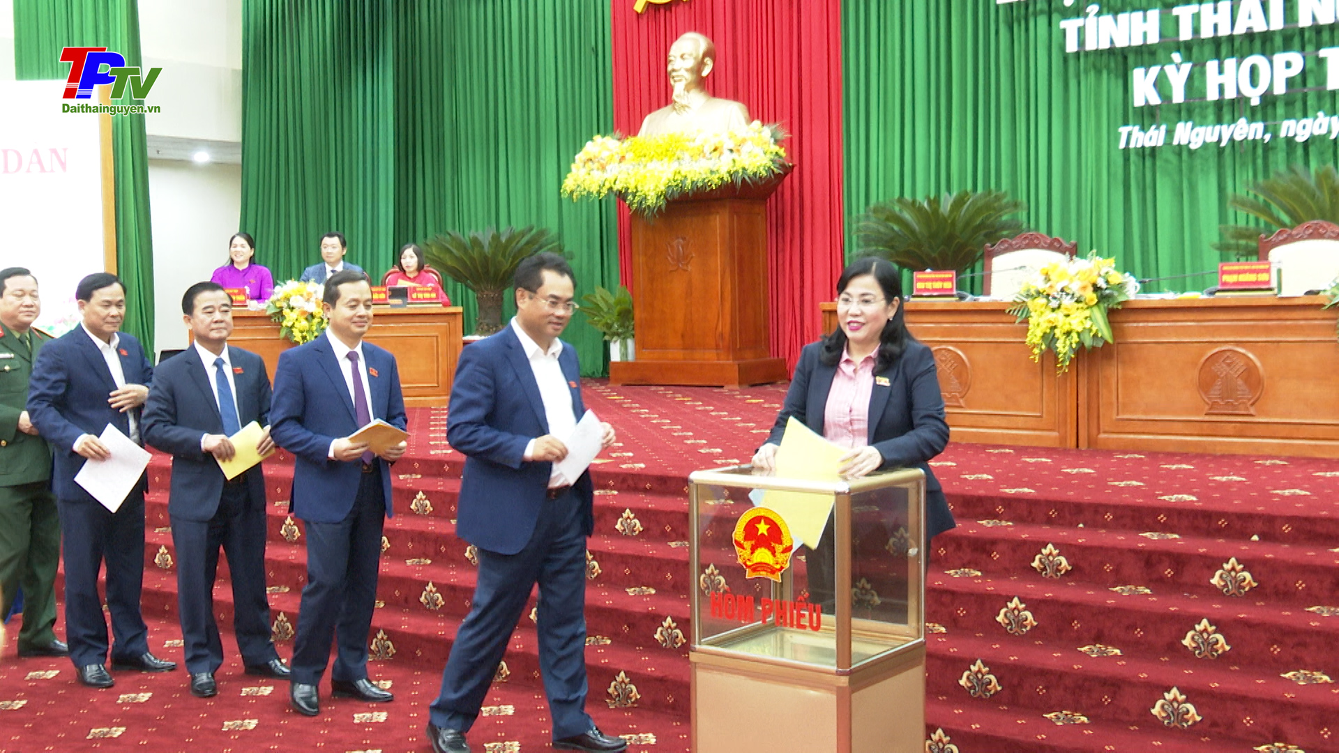 Thực hiện quy trình lấy phiếu tín nhiệm đối với người giữ chức vụ do HĐND tỉnh bầu.