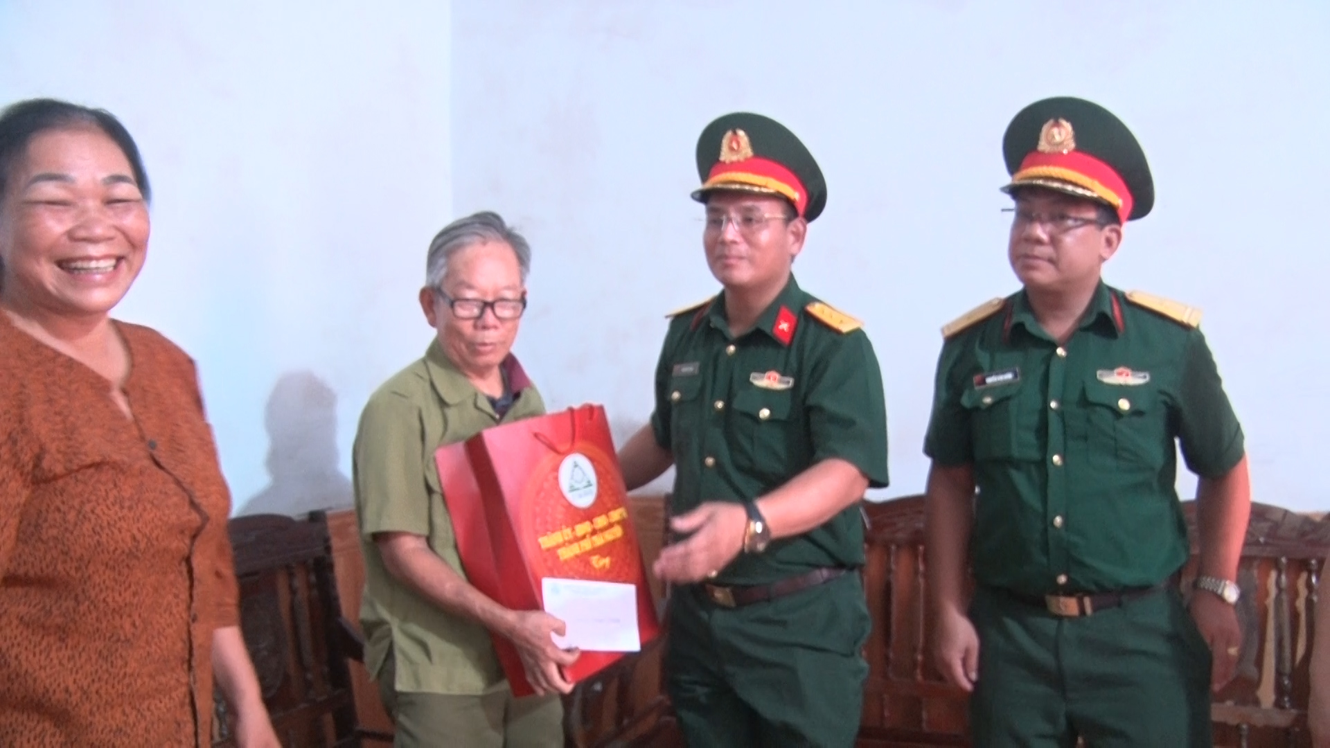 Thành phố Thái Nguyên tặng quà 4 gia đình chính sách, người có công phường Cam Giá