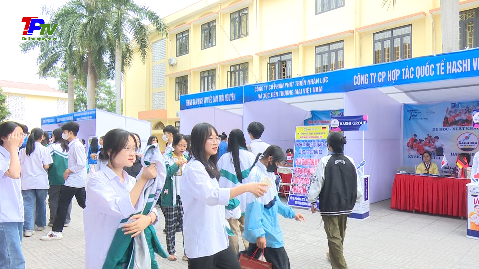 Ngày hội việc làm tạo nhiều cơ hội tìm kiếm việc làm cho người lao động.