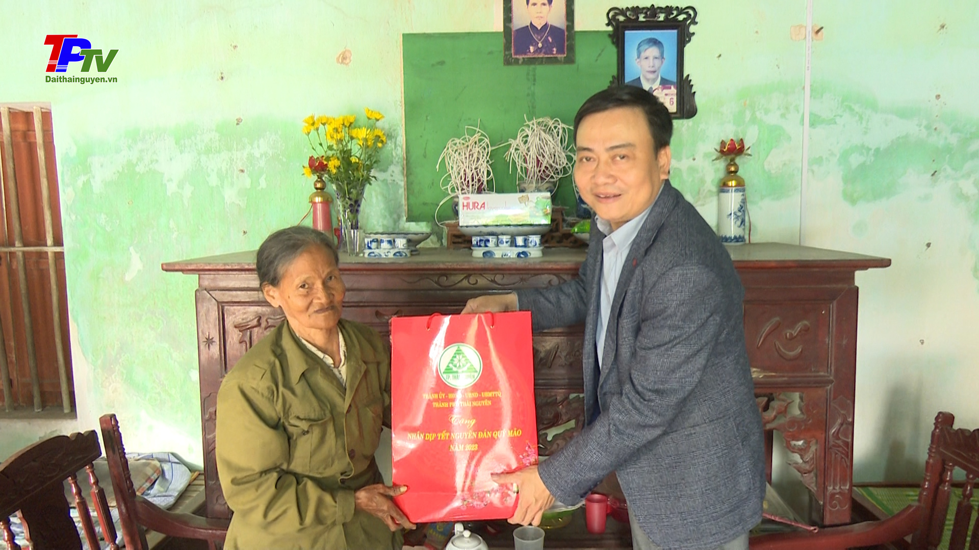 Tặng quà gia đình chính sách, hộ nghèo tại xã Quyết Thắng.