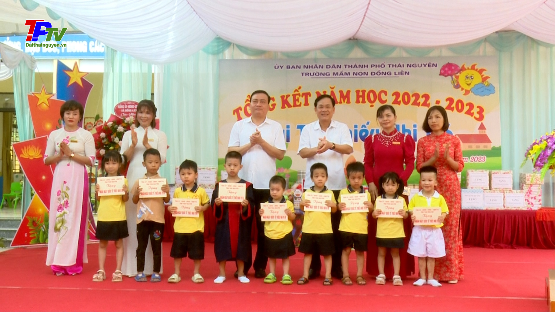 Đồng chí Chủ nhiệm Ủy ban kiểm tra Tỉnh ủy tặng quà 1/6 tại trường Mầm non xã Đồng Liên.