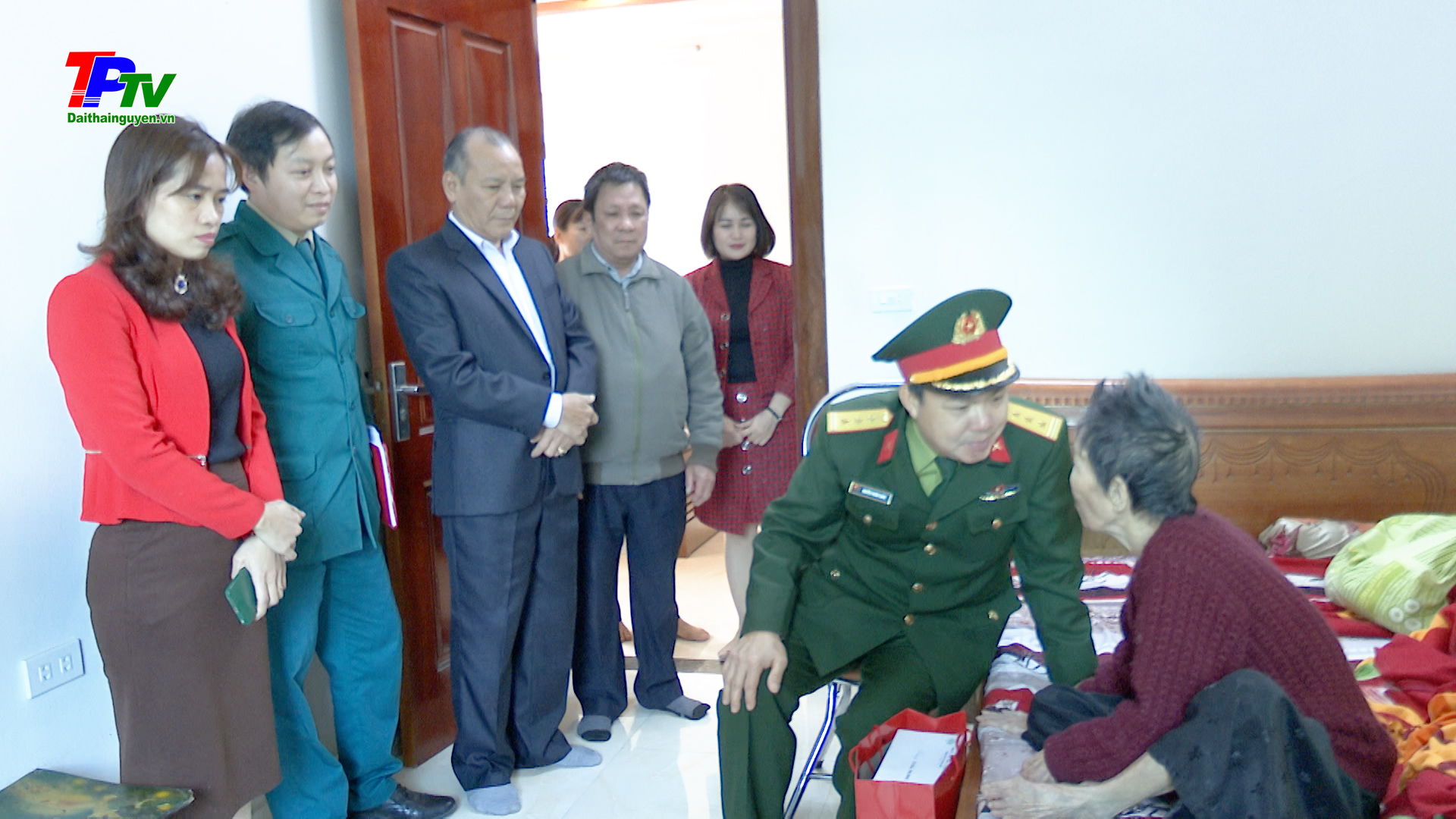 Đoàn đại biểu thành phố Thái Nguyên tặng quà gia đình chính sách, hộ nghèo tại phường Chùa Hang