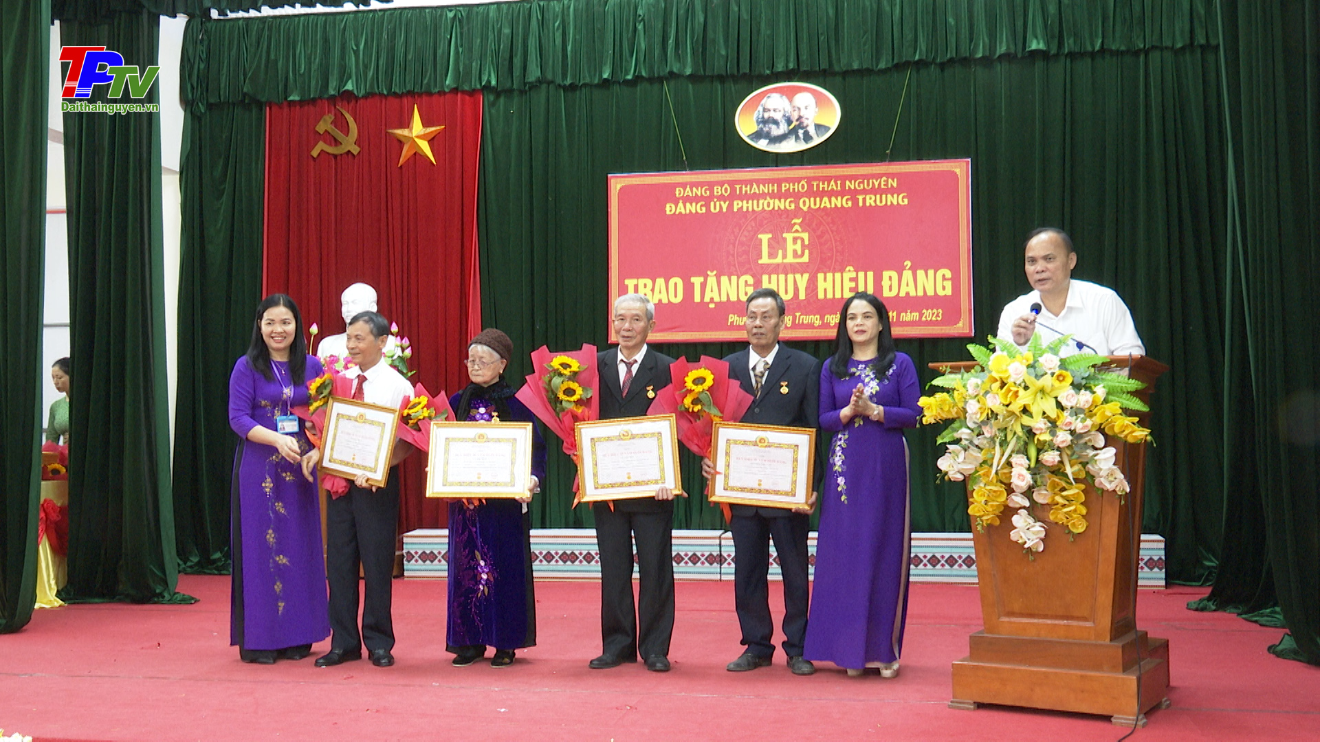 Đảng bộ phường Quang Trung trao huy hiệu Đảng đợt 7/11/2023.