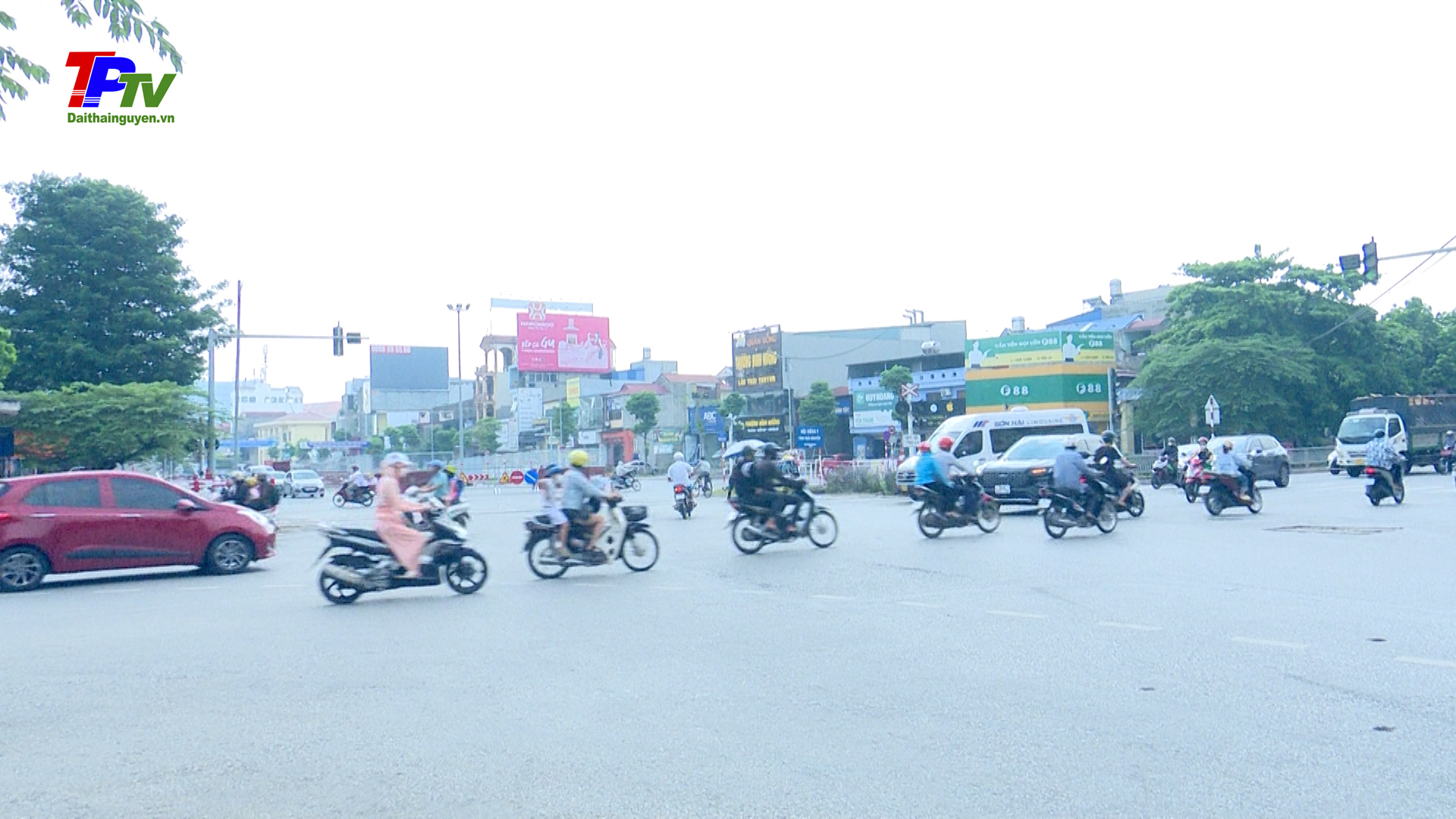 Tổ chức giao thông tạm thời phục vụ thi công cầu vượt đường sắt.