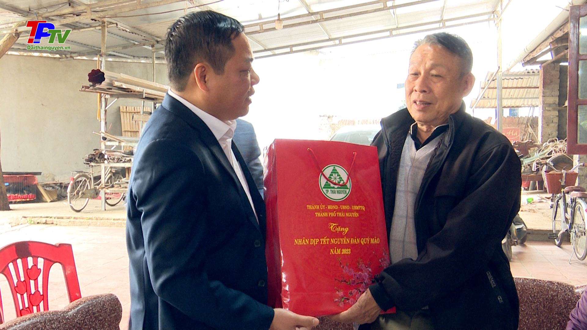 Đồng chí Phó bí thư thường trực Thành ủy tặng quà Tết tại xã Huống Thượng