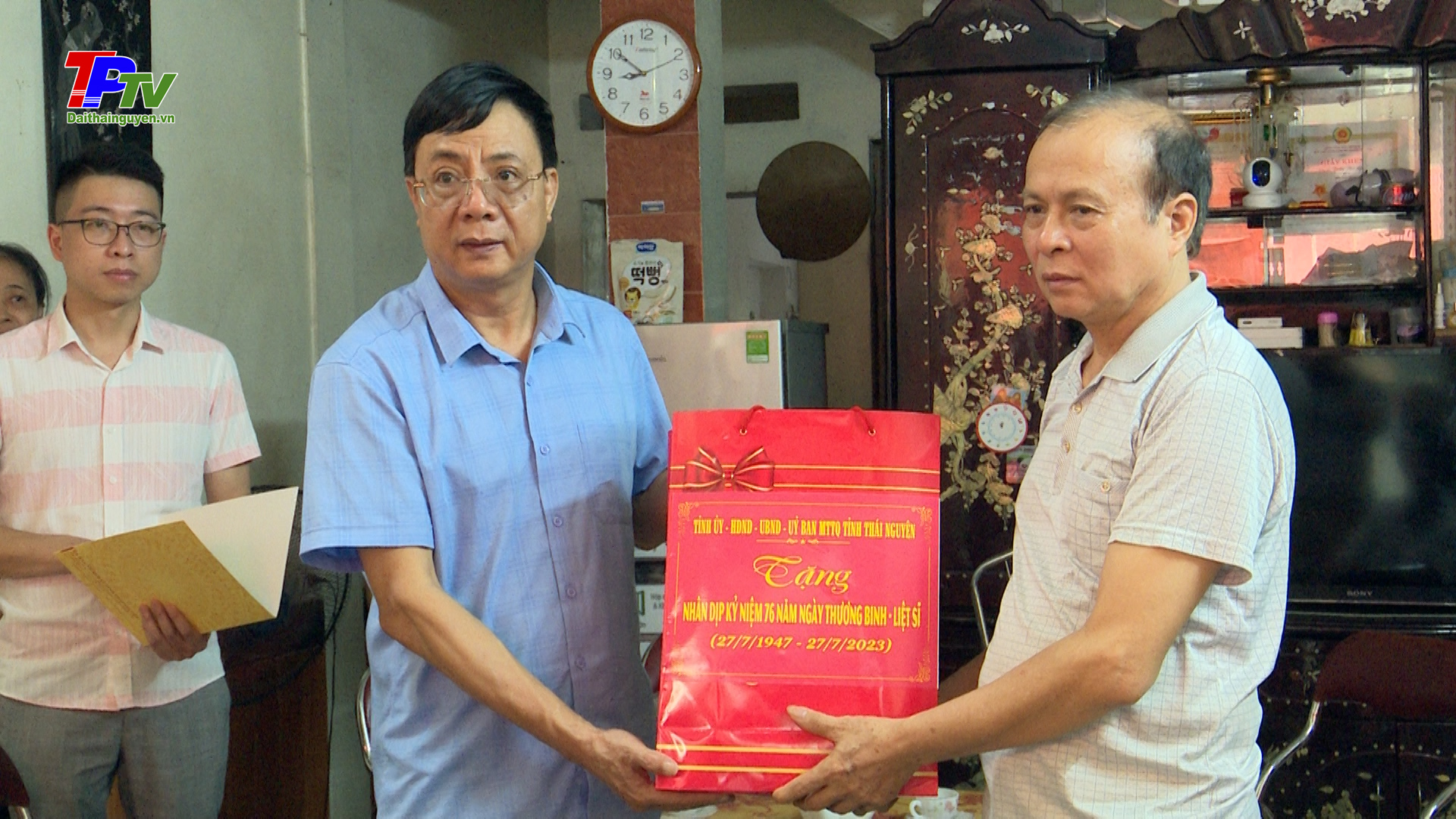 Lãnh đạo tỉnh thăm và tặng quà các đối tượng chính sách trên địa bàn thành phố.