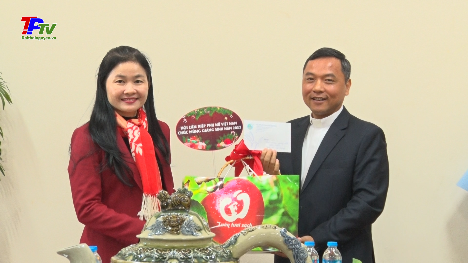 Lãnh đạo Trung ương Hội LHPN Việt Nam: Thăm. chúc mừng lễ Giáng sinh Giáo xứ Tân Cương