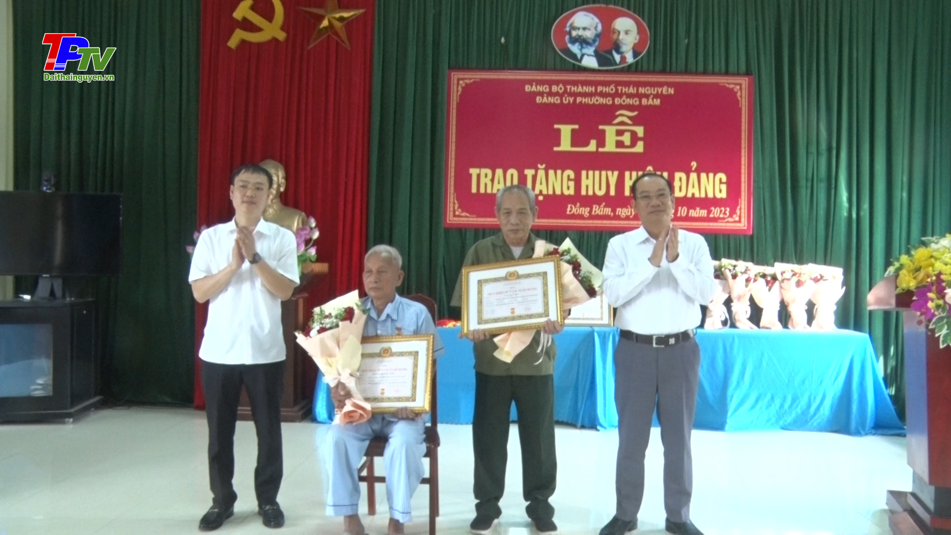 Đảng bộ phường Đồng Bẩm trao Huy hiệu Đảng đợt 2/9/2023.