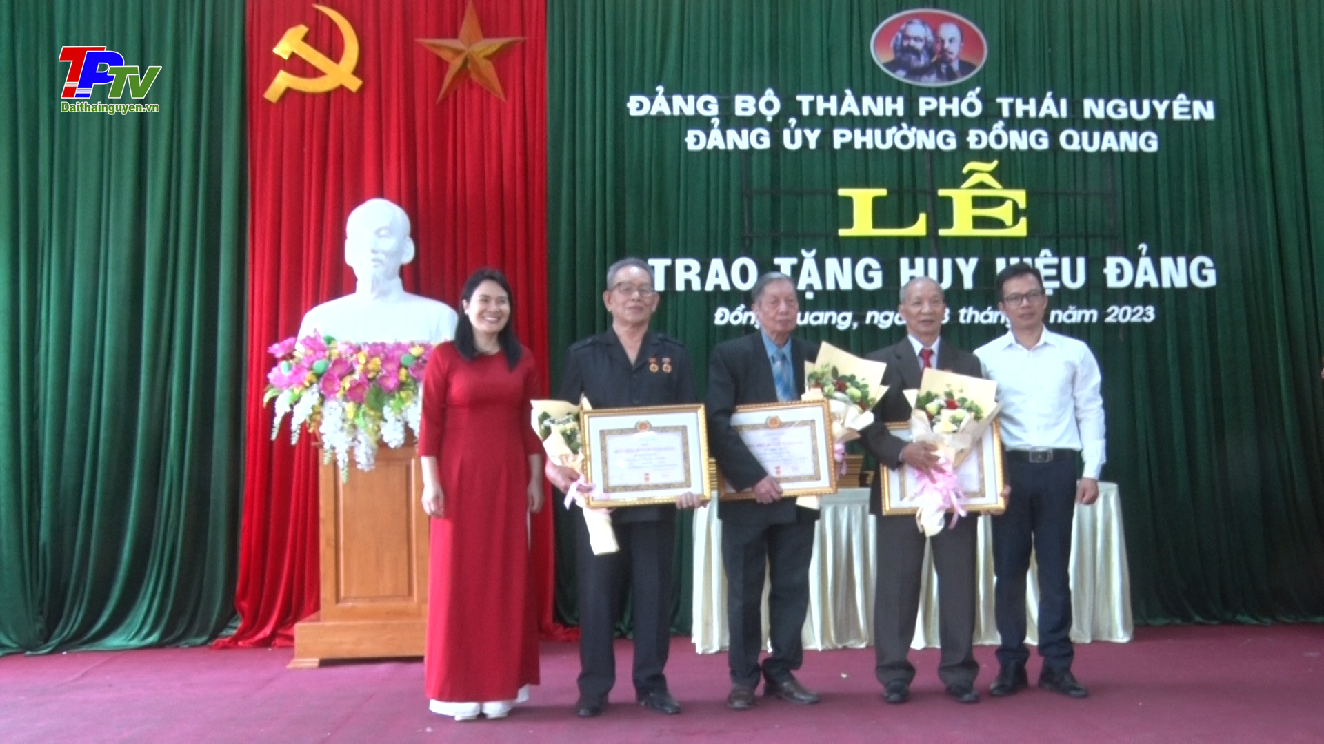 Đảng bộ phường Đồng Quang trao Huy hiệu Đảng đợt 02/09/2023.