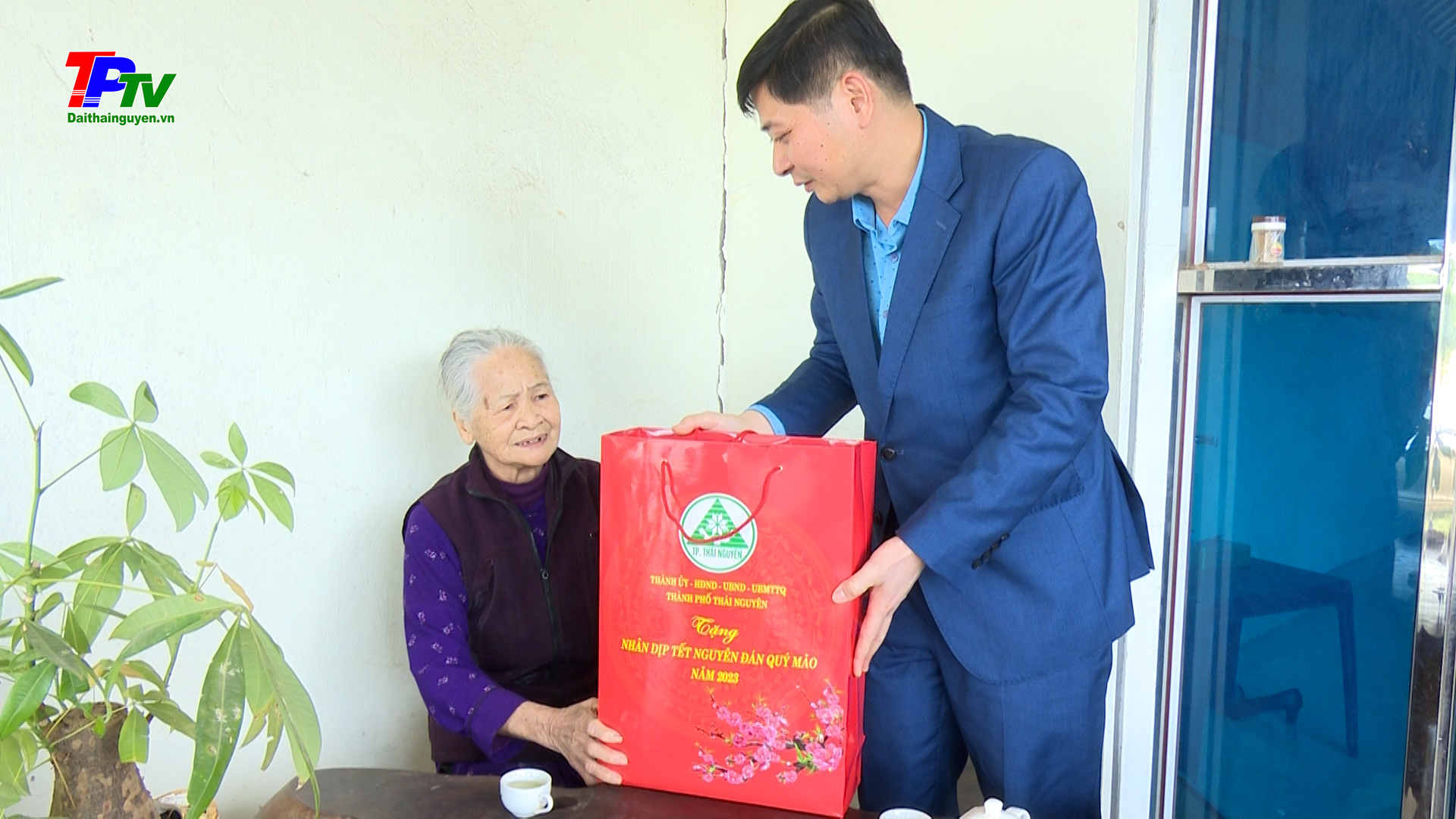 Lãnh đạo thành phố Thái Nguyên tặng quà các gia đình chính sách, hộ nghèo tại xã Thịnh Đức