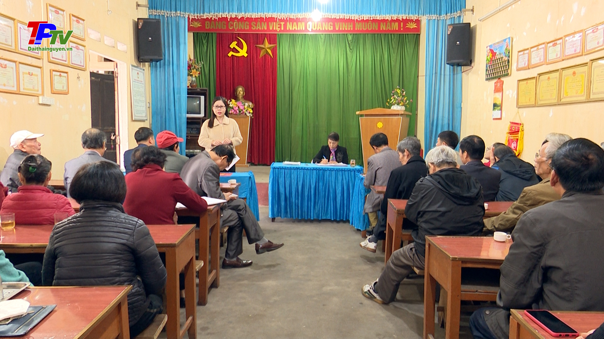 Đồng chí Chủ nhiệm Ủy ban kiểm tra Thành ủy dự sinh hoạt cùng Chi bộ 3, phường Trung Thành.