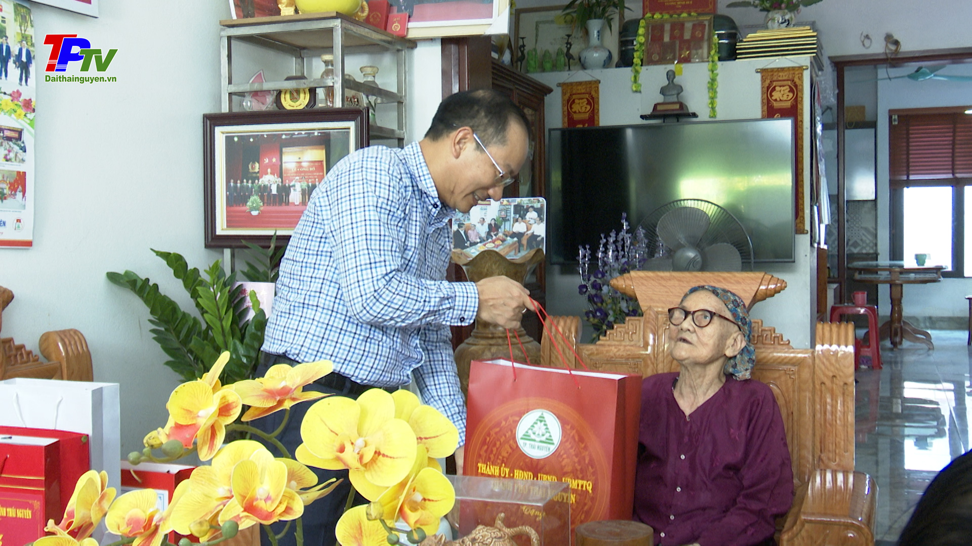 Đồng chí Phó Bí thư Thường trực Thành ủy thăm, tặng quà các gia đình chính sách, người có công tại phường Túc Duyên.