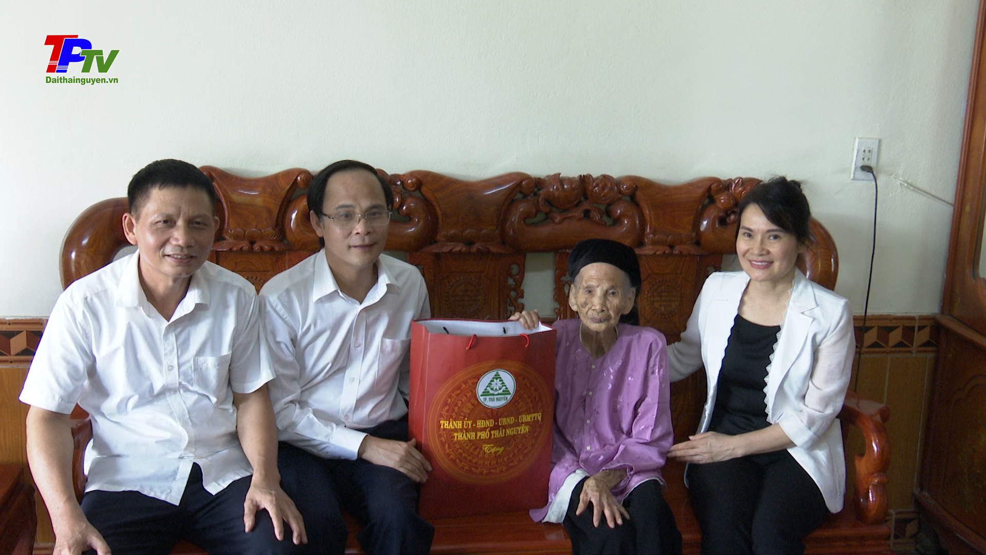 Đồng chí Chủ tịch UBND thành phố Thái Nguyên thăm, tặng quà các gia đình chính sách người có công tại xã Phúc Xuân.