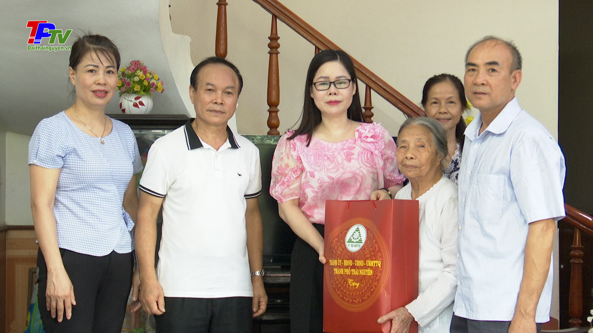 Lãnh đạo thành phố Thái Nguyên tổ chức thăm, tặng quà người có công tại phường Gia Sàng.