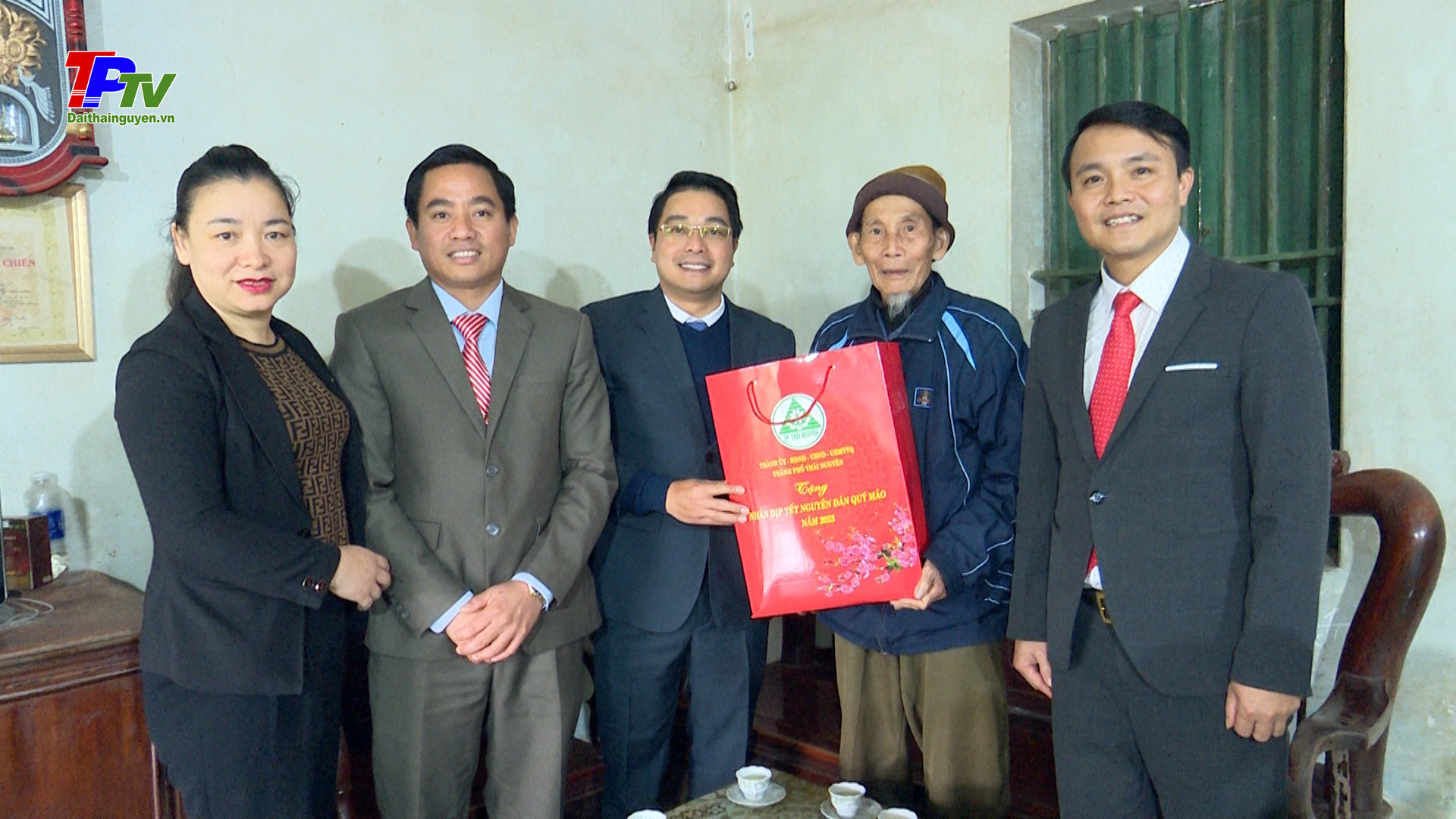 Lãnh đạo thành phố Thái Nguyên tặng quà Tết gia đình chính sách, thương binh, hộ nghèo tại xã Phúc Trìu.