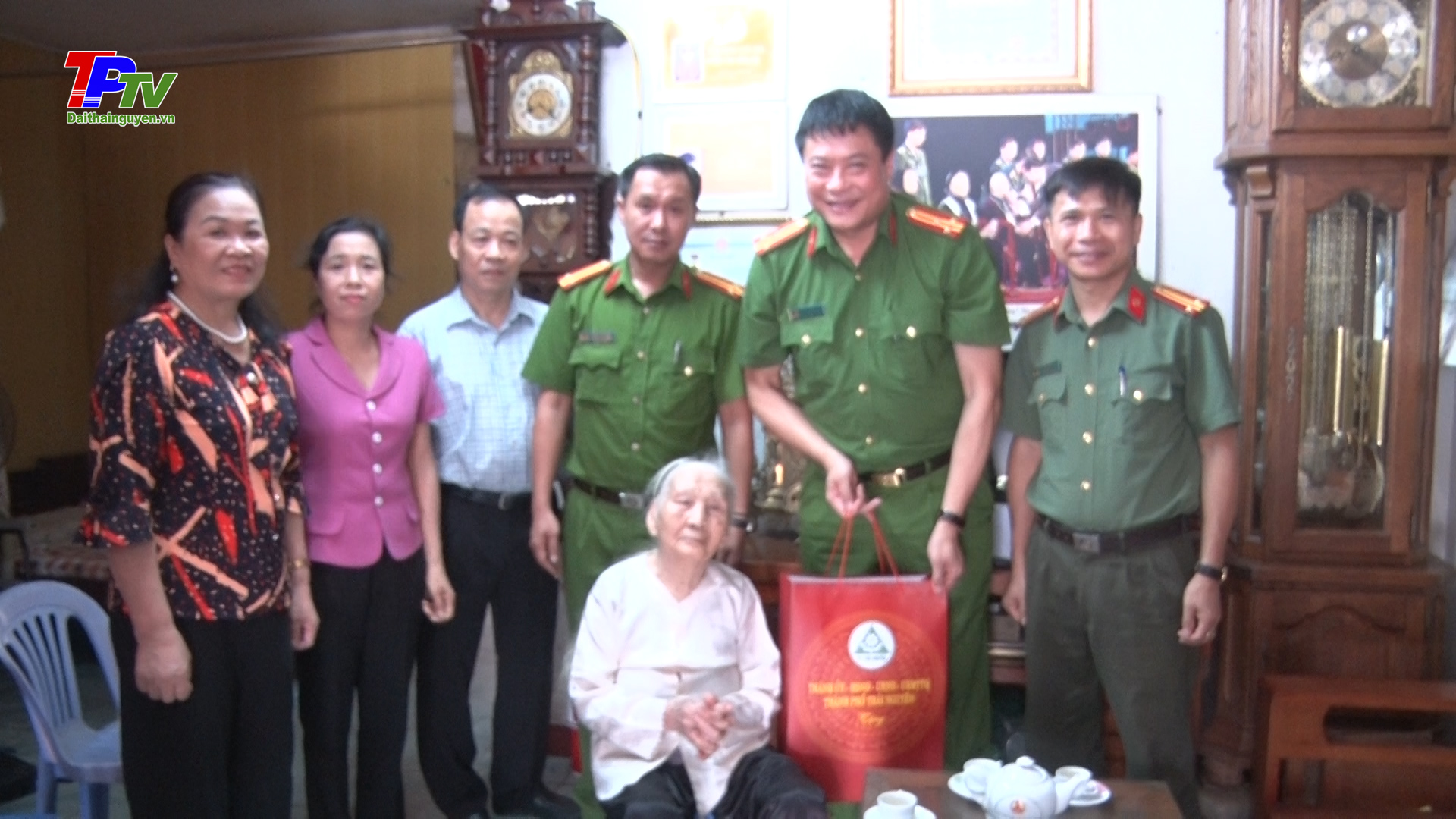 Thăm và tặng quà các gia đình chính sách, người có công trên địa bàn phường Đồng Quang dịp 27/7.