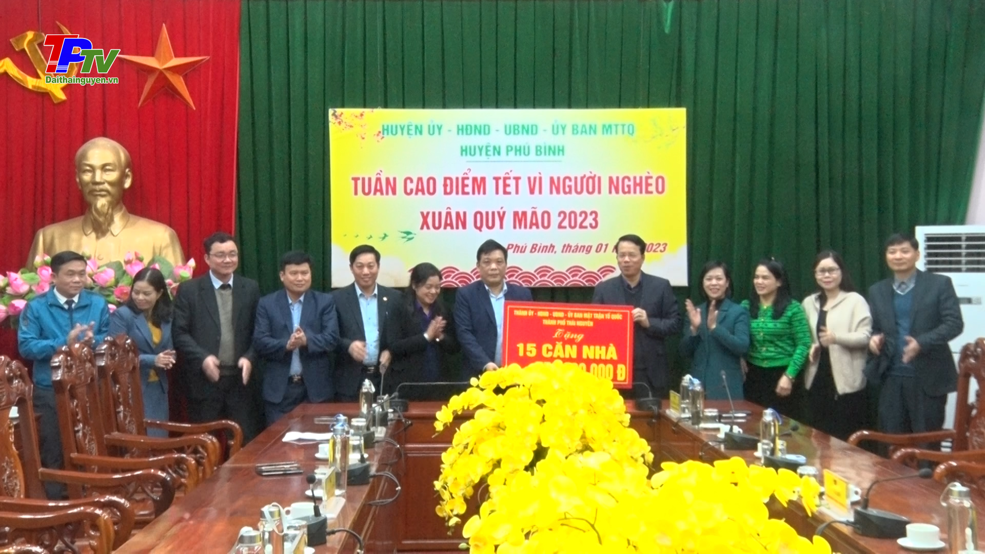 Thành phố Thái Nguyên trao tặng huyện Phú Bình gần 800 triệu đồng