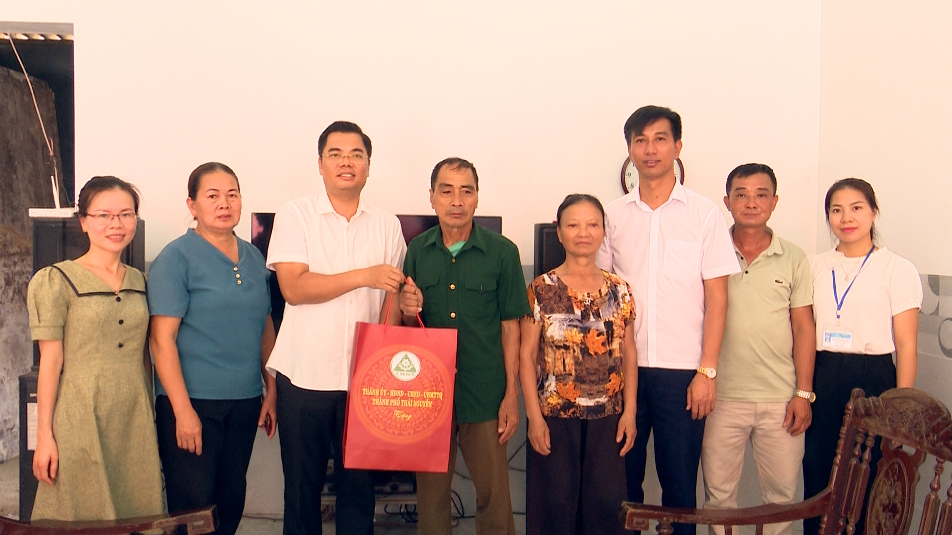 Lãnh đạo thành phố Thái Nguyên thăm, tặng quà người có công, thân nhân người có công với cách mạng tại xã Phúc Hà