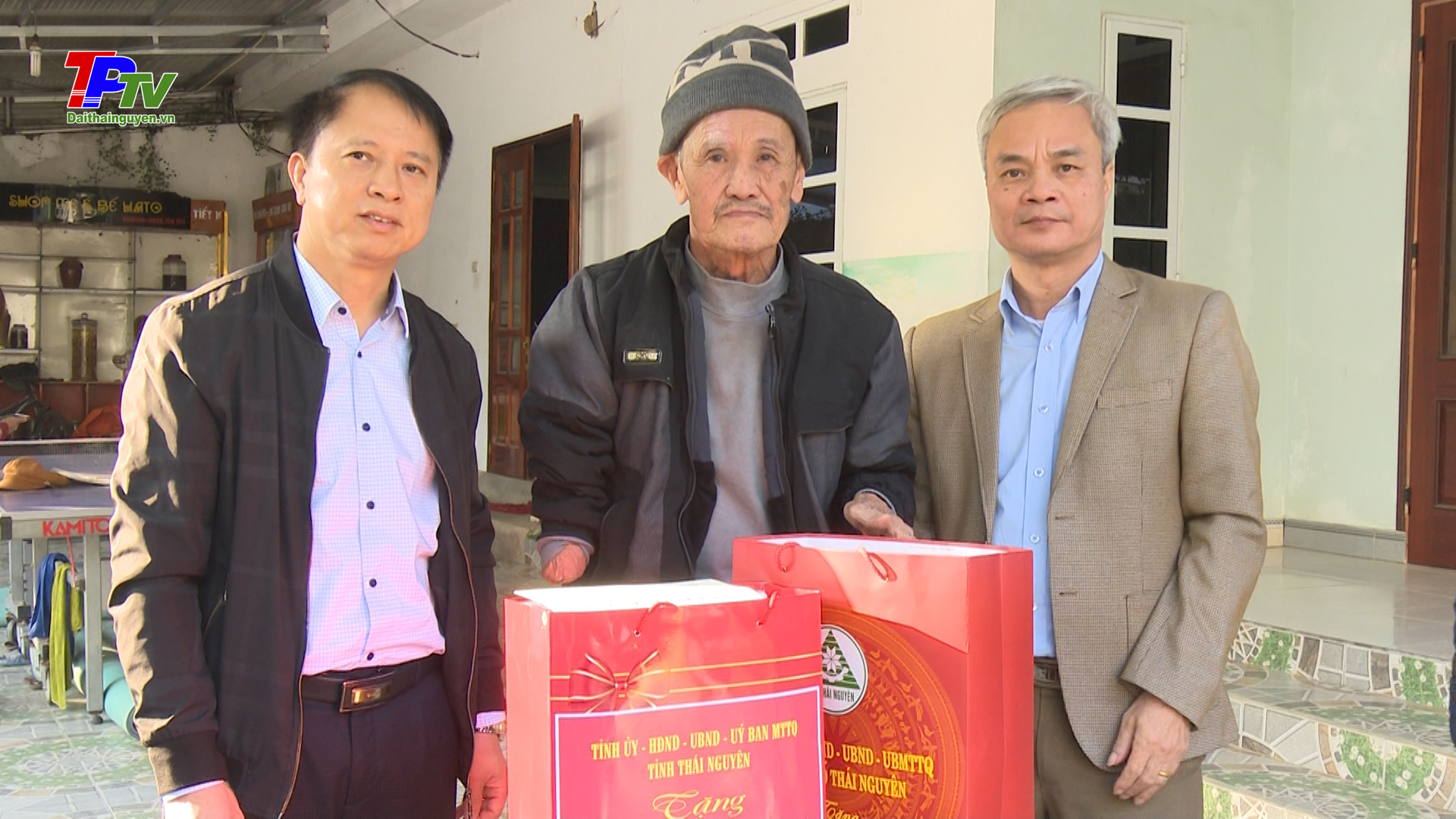 Tặng quà 7 gia đình có công tại thành phố Thái Nguyên nhân dịp 60 năm Bác Hồ về thăm Thái Nguyên.