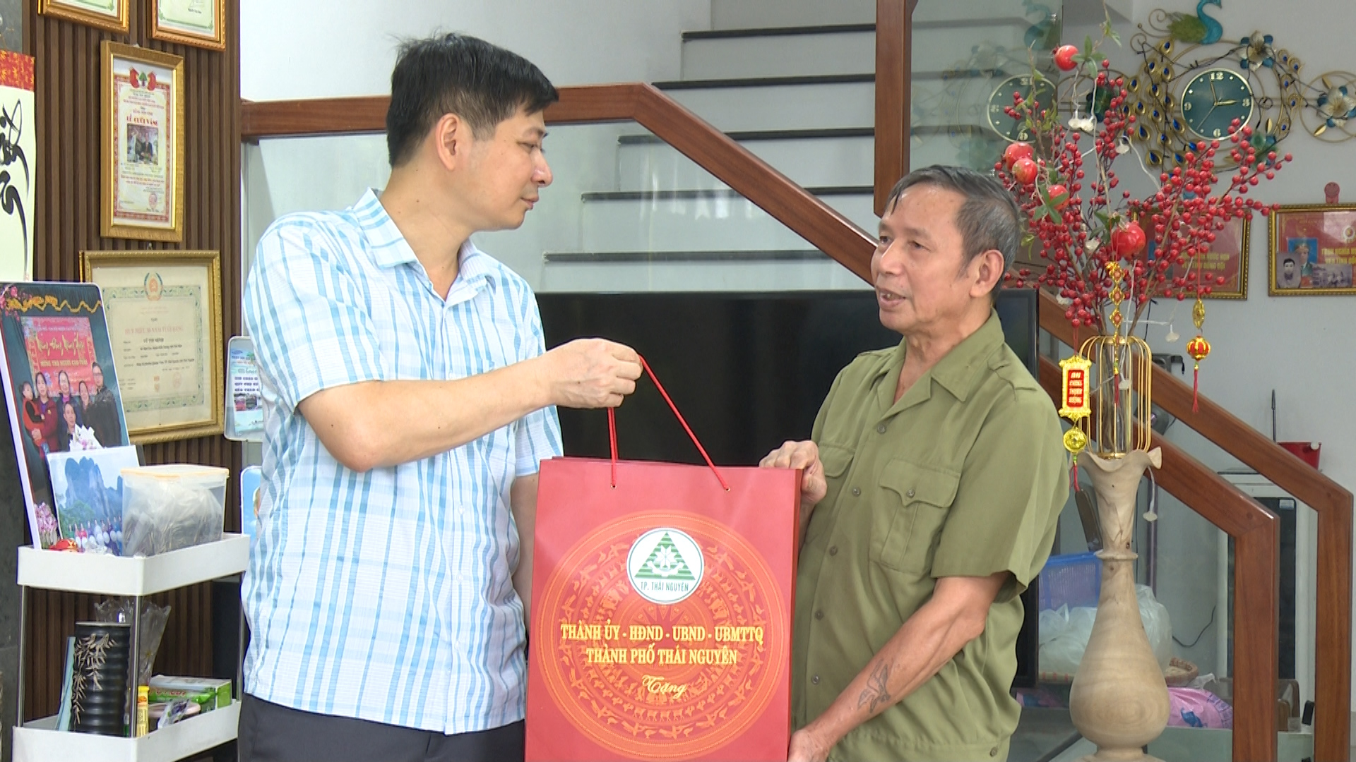 Thăm, tặng quà người có công tại phường Quang Vinh