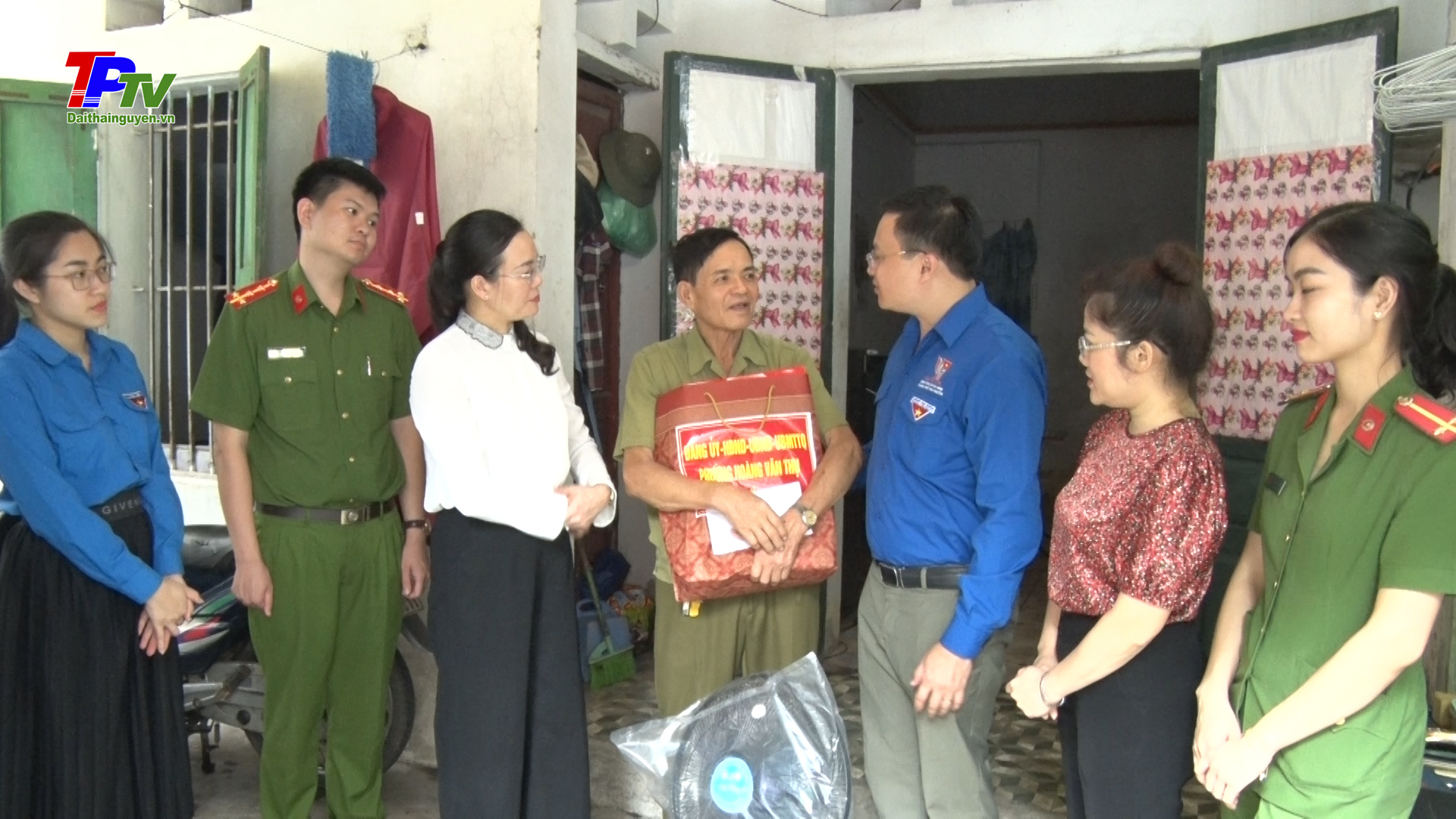Phường Hoàng Văn Thụ, Thành đoàn và Đoàn thanh niên Công an thành phố tặng quà gia đình chính sách, người có công.