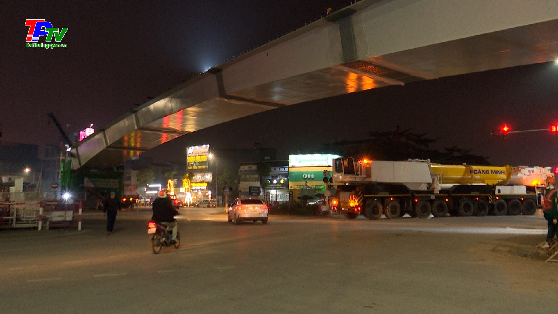 Xuyên đêm thi công lắp đặt dầm cầu vượt đường sắt Hà Nội - Thái Nguyên