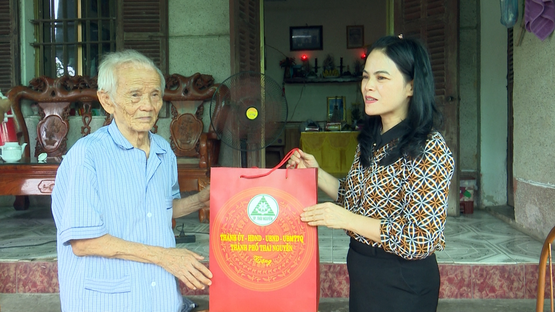 Đồng chí Trưởng Ban Dân vận Thành ủy thăm, tặng quà các gia đình chính sách ở phường Quan Triều.