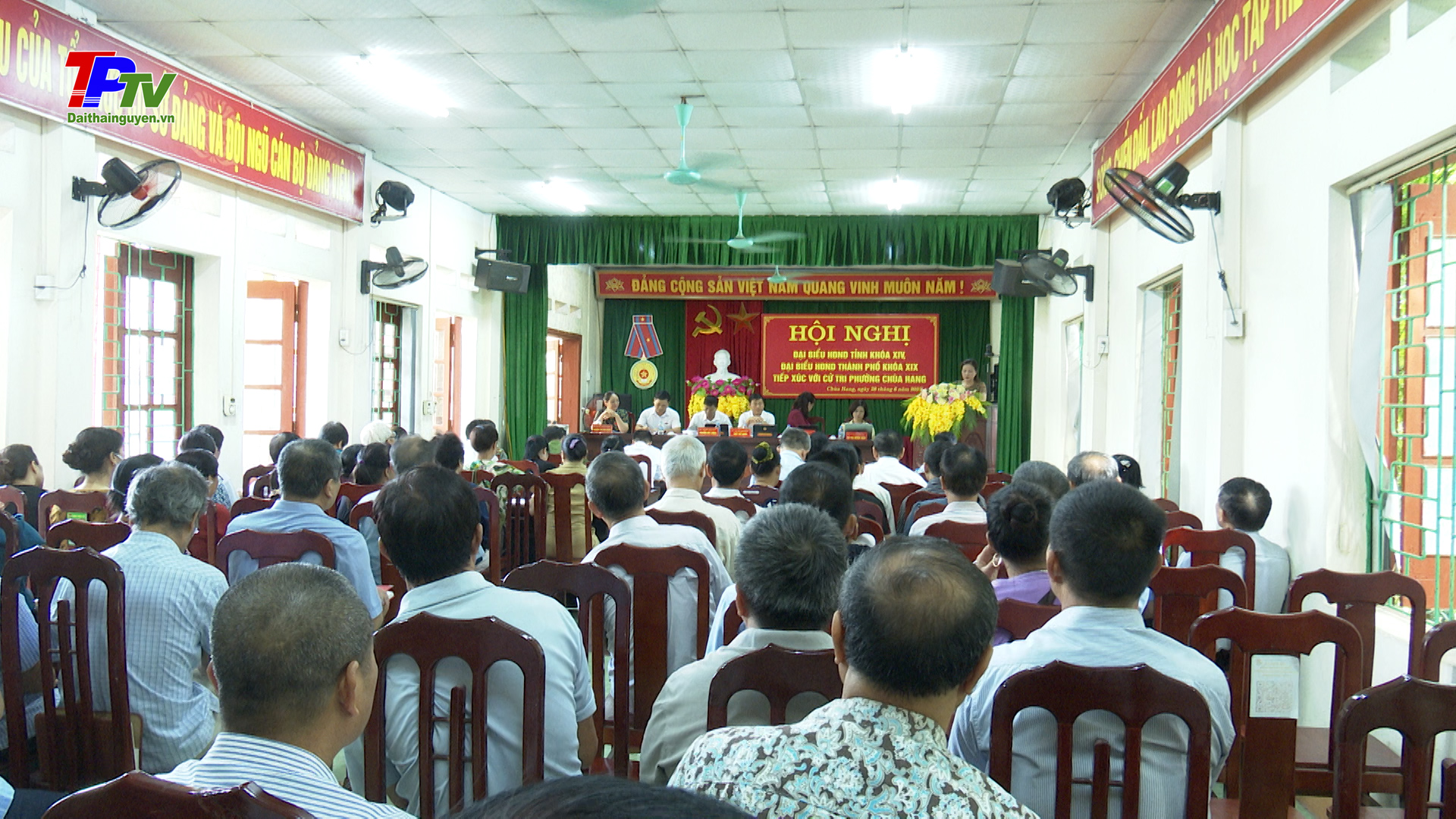 Đại biểu HĐND tỉnh và thành phố tiếp xúc cử tri phường Chùa Hang.