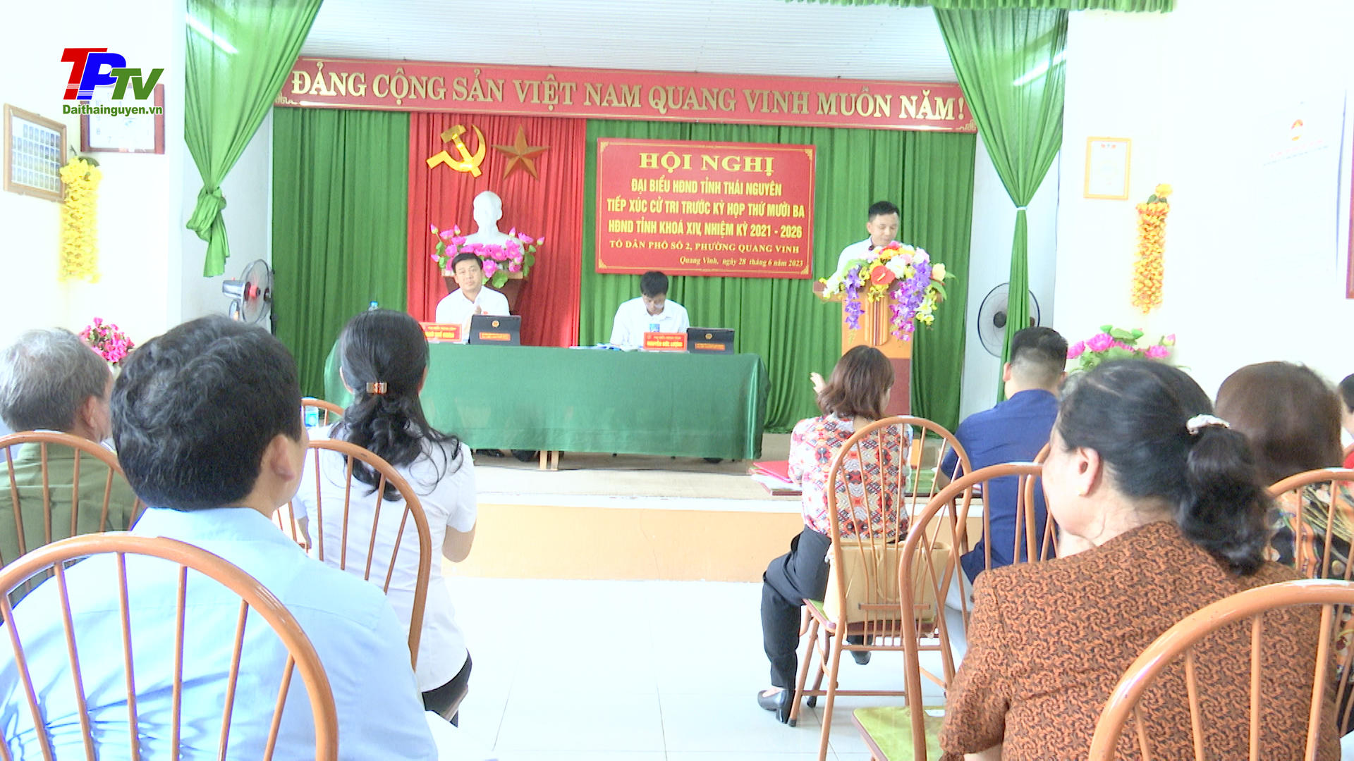 Đại biểu HĐND tỉnh Thái Nguyên tiếp xúc cử tri trước kỳ họp thứ 13 tại tổ dân phố 2 đường Quang Vinh.