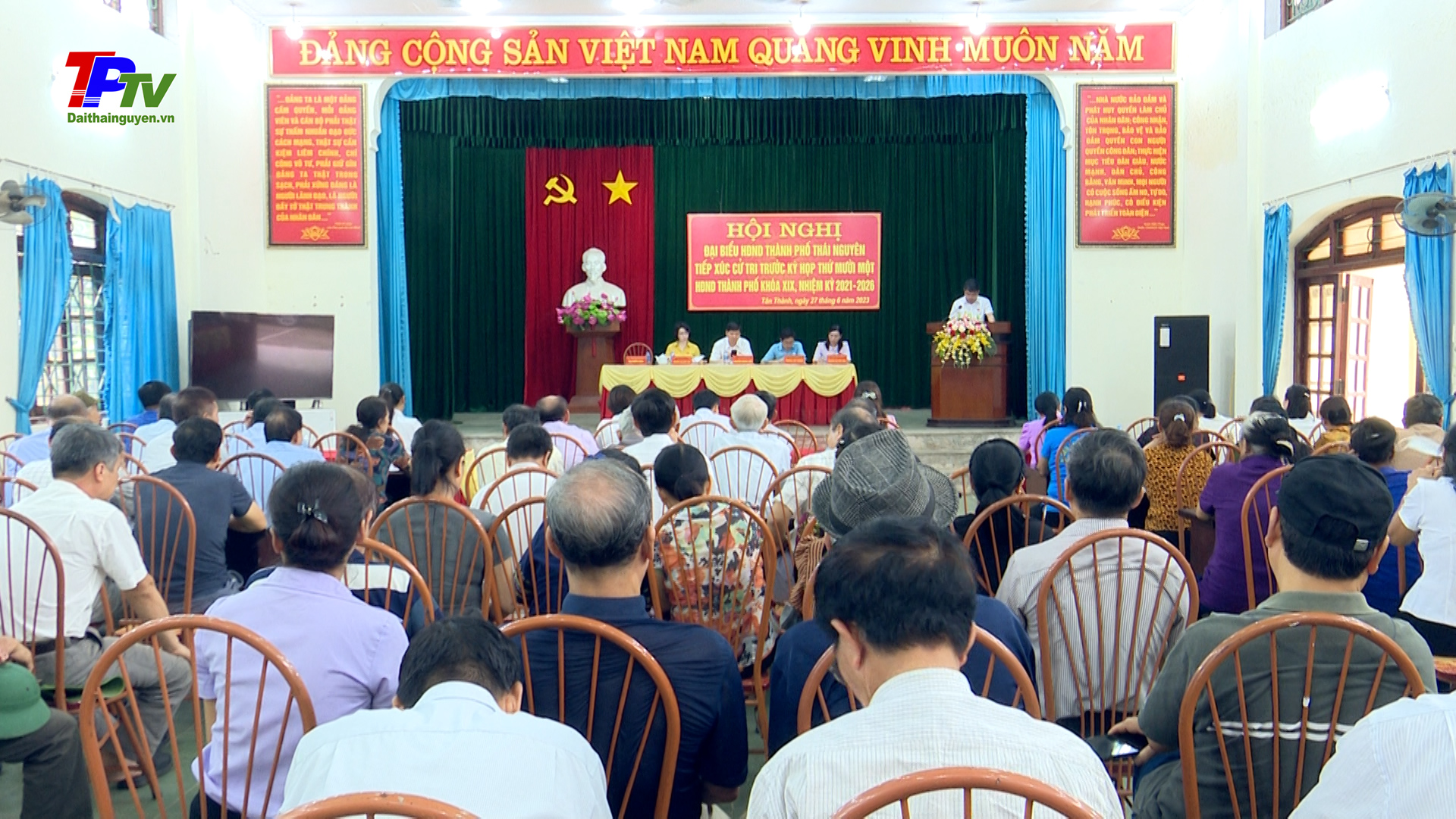 Đại biểu HĐND thành phố Thái Nguyên tiếp xúc cử tri phường Tân Thành.