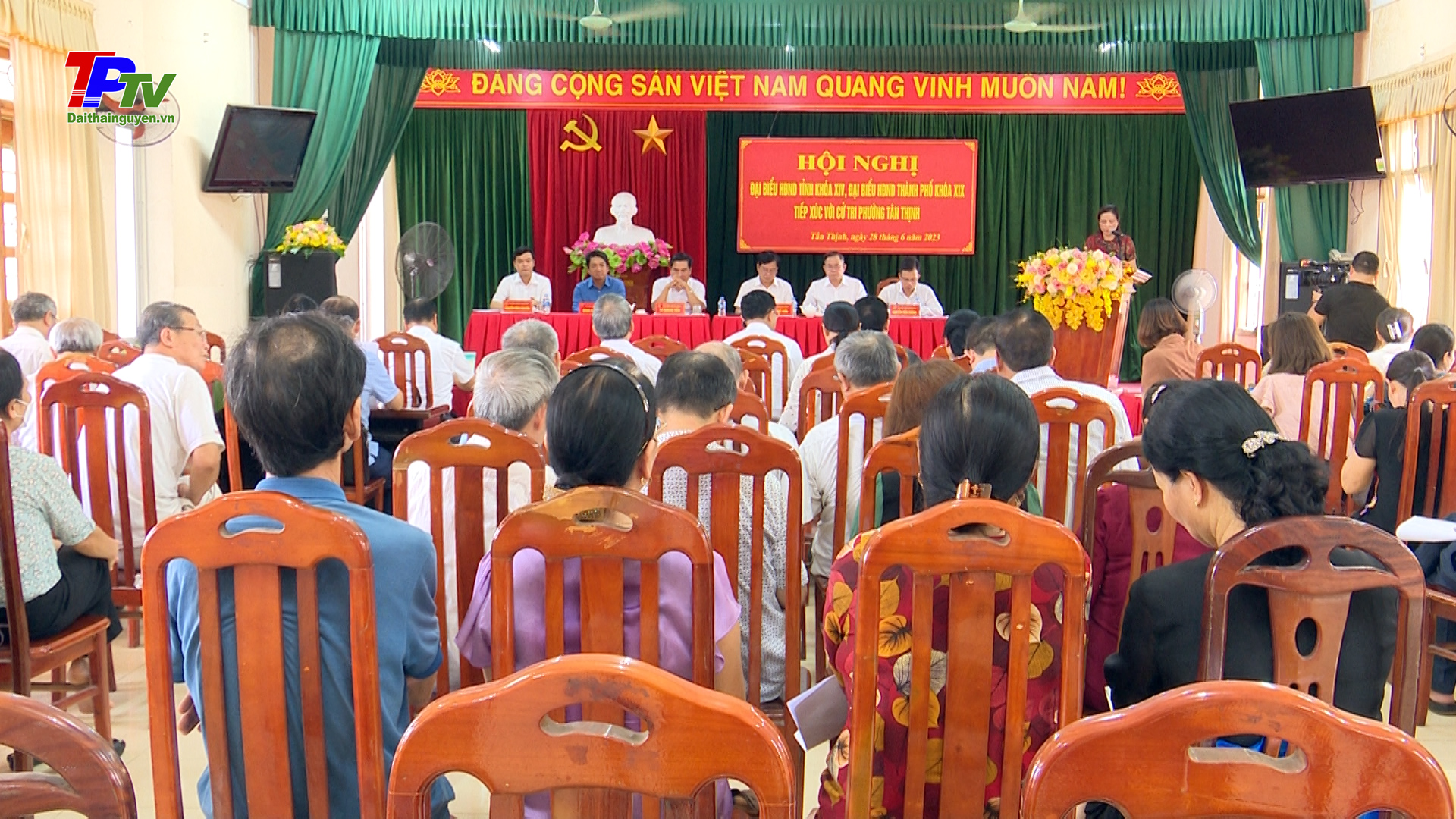 Đại biểu HĐND tỉnh, HĐND thành phố Thái Nguyên tiếp xúc cử tri phường Tân Thịnh.