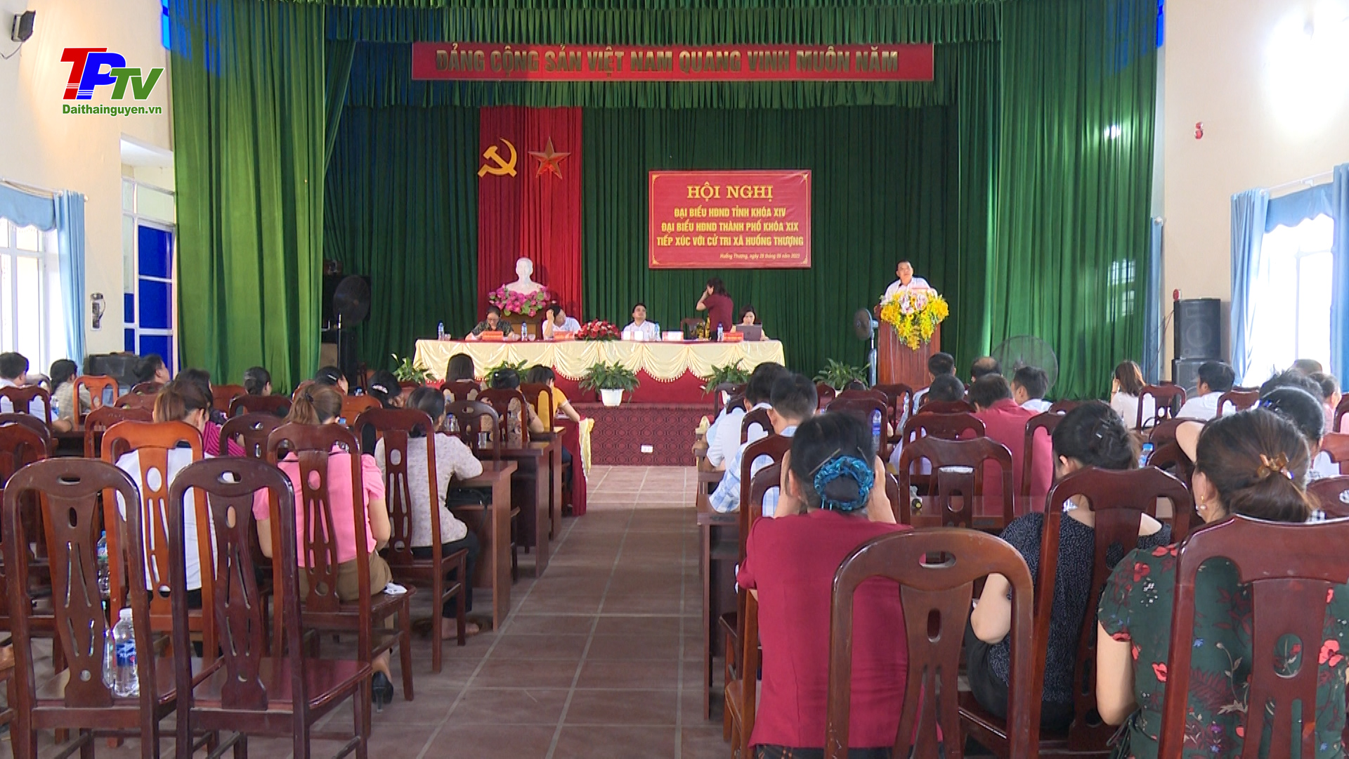 Đại biểu HĐND tỉnh, thành phố Thái Nguyên tiếp xúc cử tri xã Huống Thượng.