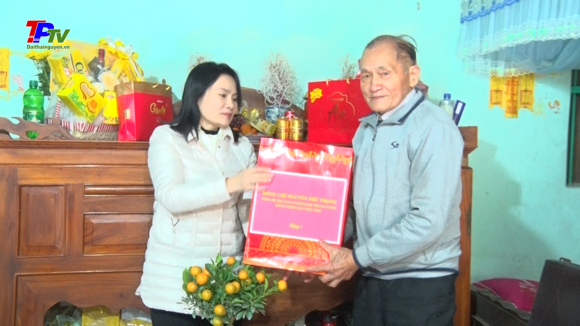 Trao quà của Tổng Bí thư Nguyễn Phú Trọng cho người có công dân dịp Tết Nguyên đán Quý Mão 2023.